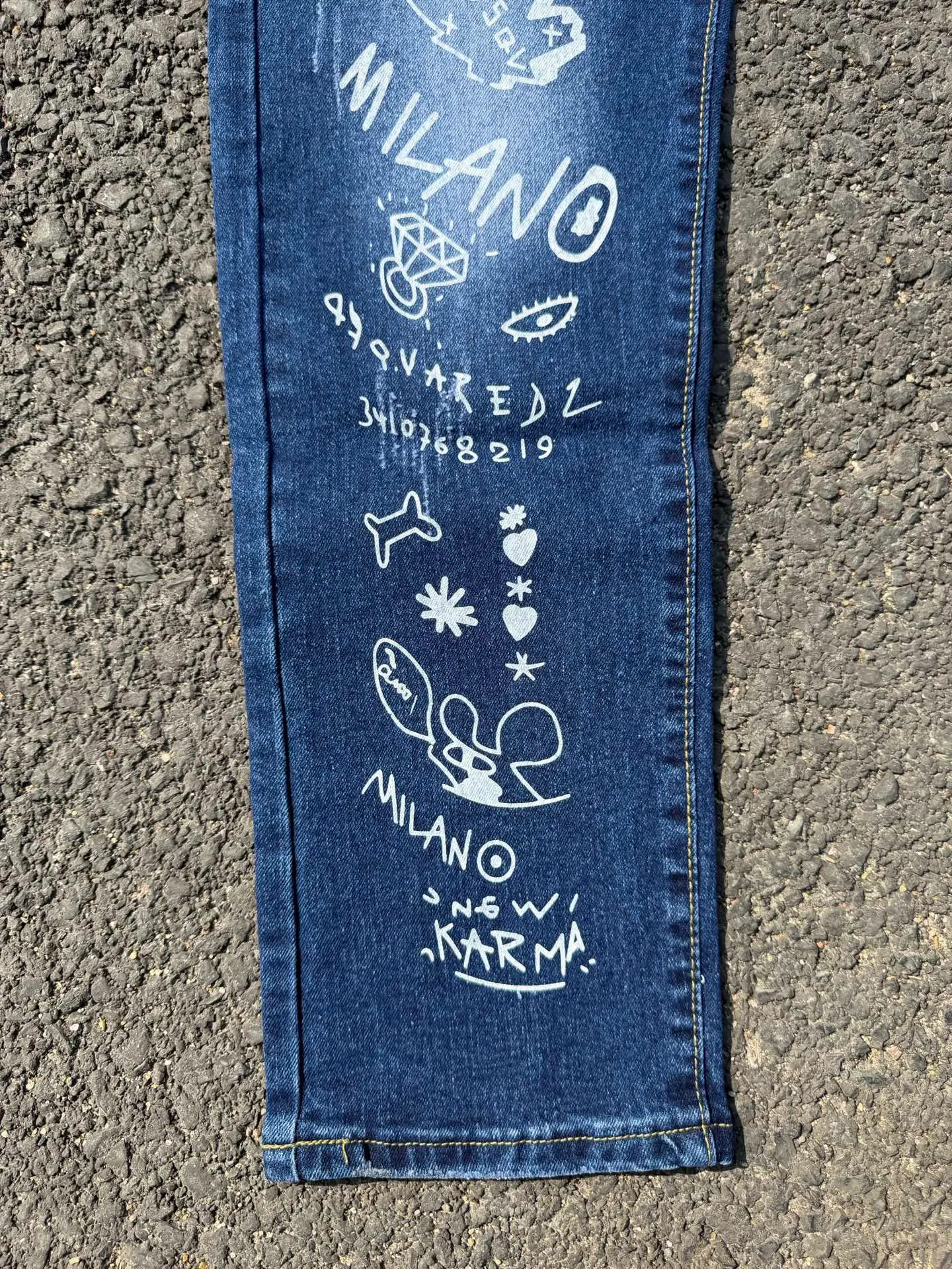 P186 💰 D2 new embroidered men's ripped trendy jeans, elastic personalized patches, slim fit, beggar's pants with small feet, top-quality materials, super soft high cotton washed denim fabric, each piece of washed denim fabric costs up to three times more than the conventional process. The touch is extremely delicate and the texture is very good. The whole body is simple and elegant. The back pocket of the trousers uses high-end direct injection technology. It is extremely exquisite. Full marks for details. Color: Picture color Size: 30-22-34-36 (corresponding to M-L-XL-XXL)