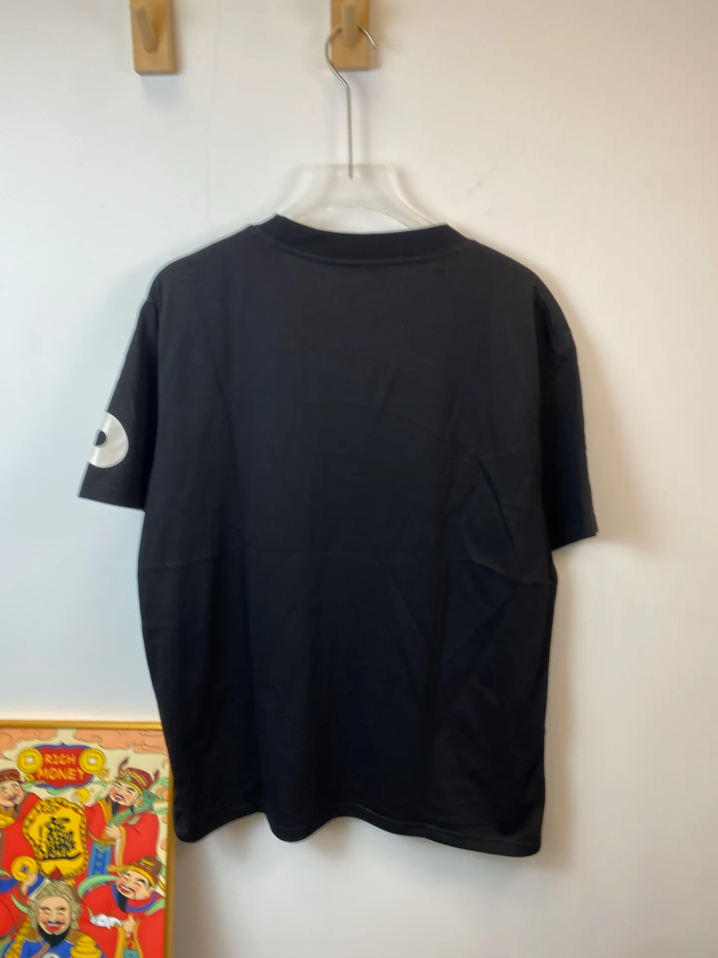 P150 model number: xv24 D2 letter printed round neck short sleeves. The fabric is made of 32 double yarns and 260 grams of high weight pure cotton fabric. Custom woven and dyed in the same cylinder as the original thread of the same color. Imported machine printing technology. High version of the inner hemming strips. Perfect details. Loose version. Conscientious production. High temperature resistance. Will not fall off. Machine washable. Factory-made workmanship. The strips are neatly routed with double needles. Popular online style. Very popular. Color: White Black size:S M L XL