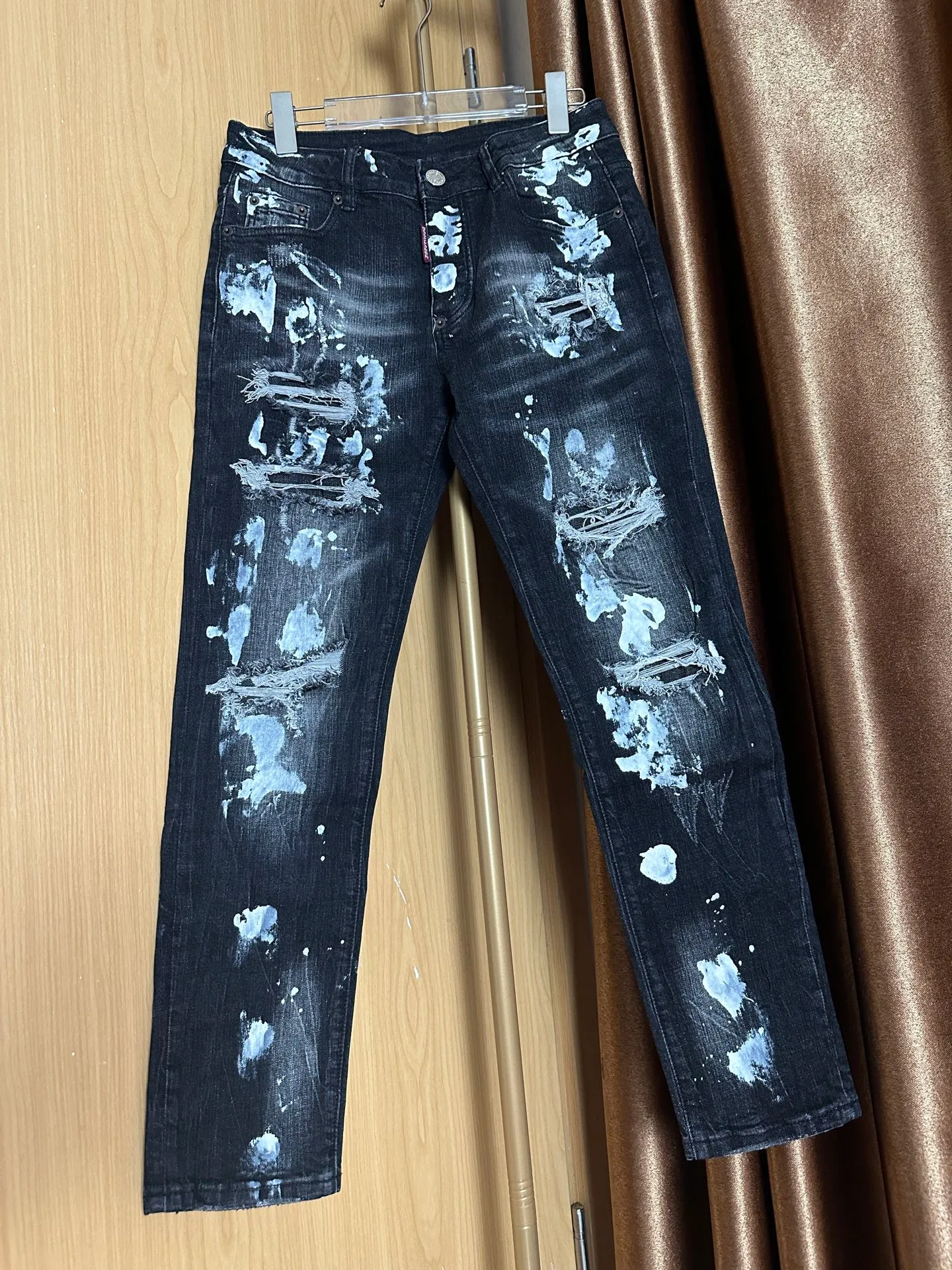P290 💰 D2 new slim-fitting light luxury washed red leather jeans Color: black Fabric: pure cotton denim Size: 28 29 30 31