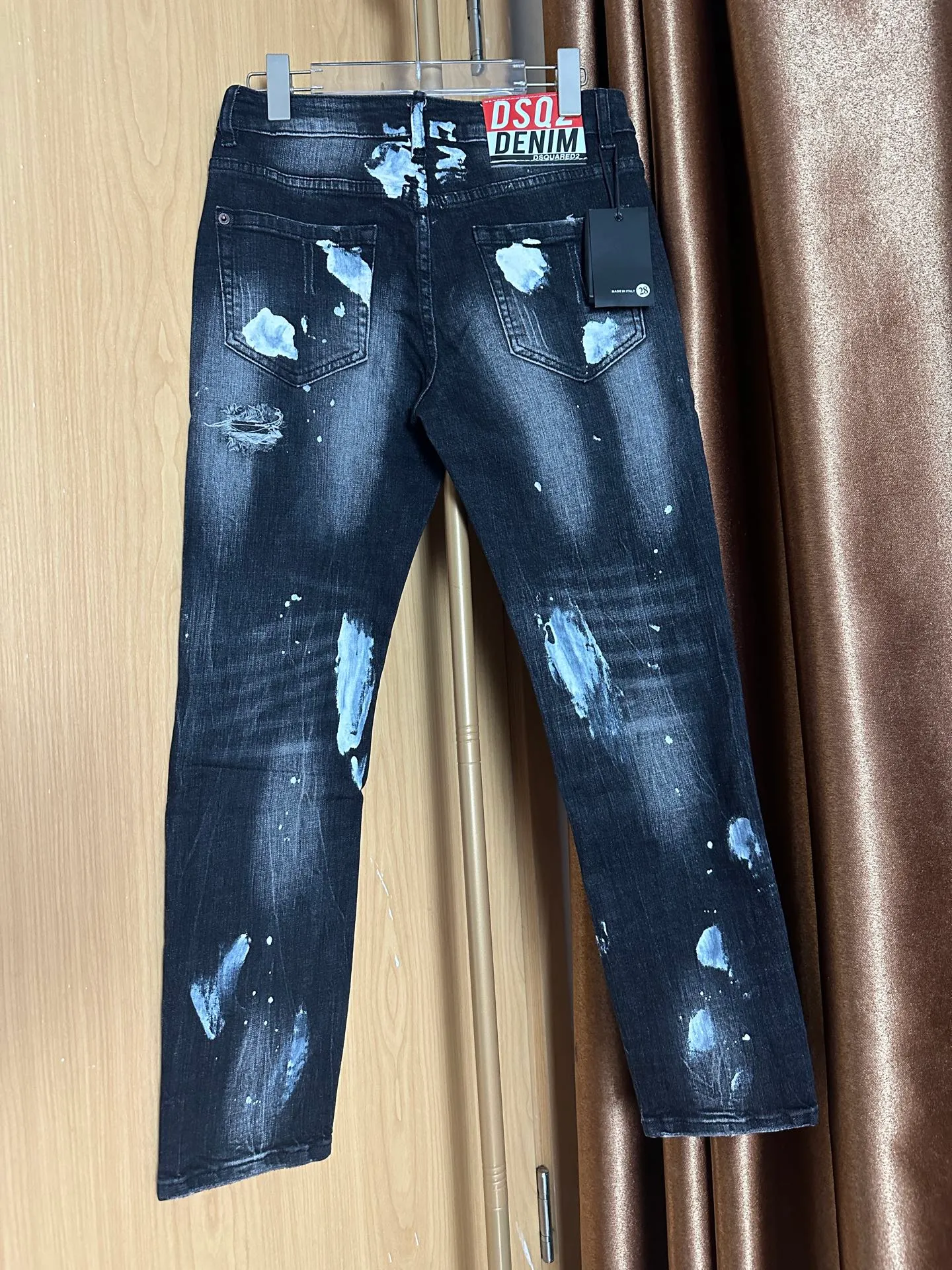 P290 💰 D2 new slim-fitting light luxury washed red leather jeans Color: black Fabric: pure cotton denim Size: 28 29 30 31