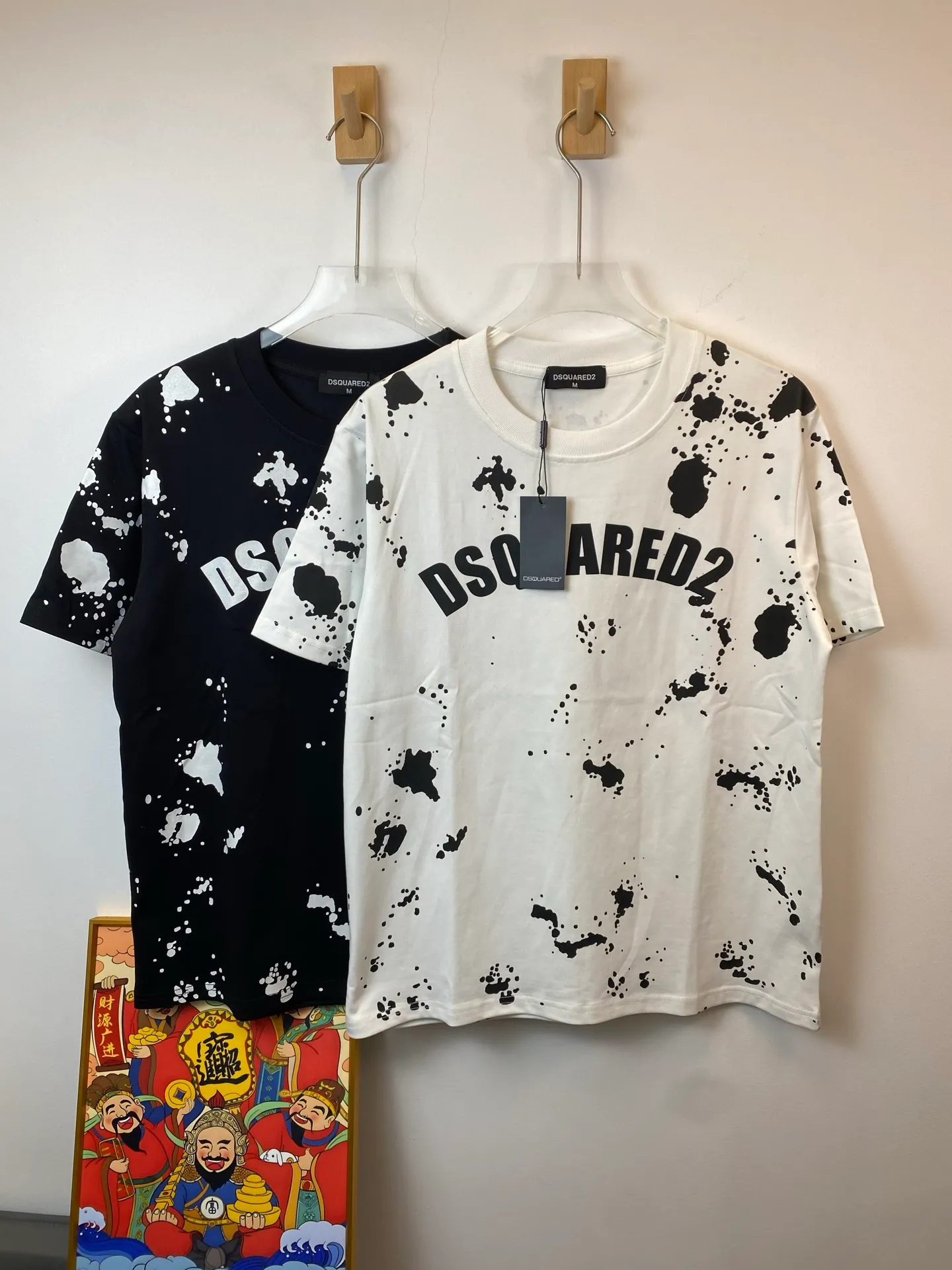 P150 model number: xv27 D2 letter full print round neck short sleeves. The fabric is made of 32-count double yarn 260g high-weight pure cotton fabric. Custom-woven and dyed in the same cylinder as the original thread of the same color. Imported machine printing technology. High version of the inner binding strip. Perfect details. Loose version. Conscientious production. High temperature resistance. Will not fall off. Machine washable. Large factory flow workmanship. The double-needle strips are neatly routed. Popular online style. Very popular. Color: White Black size:S M L XL