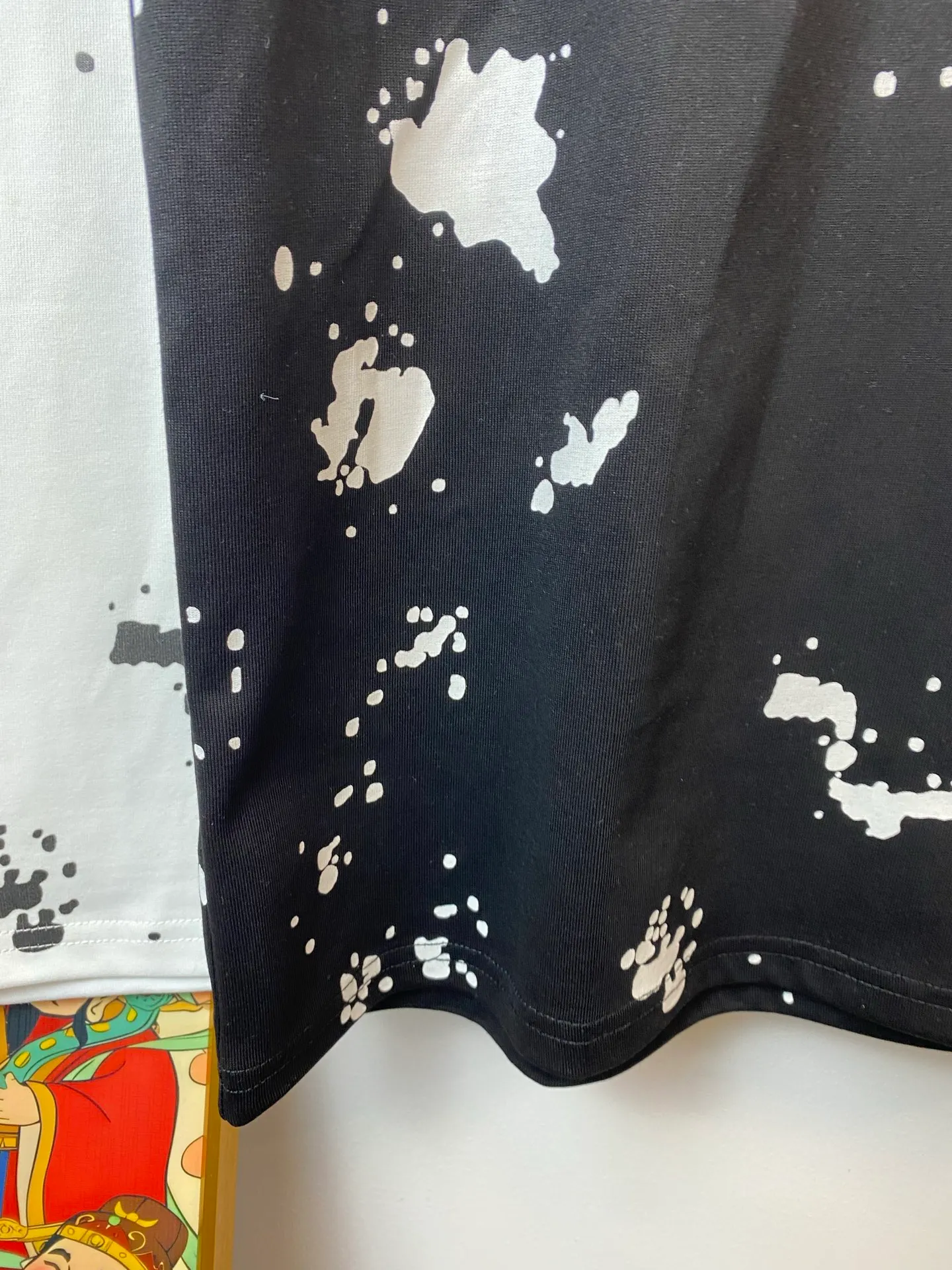 P150 model number: xv27 D2 letter full print round neck short sleeves. The fabric is made of 32-count double yarn 260g high-weight pure cotton fabric. Custom-woven and dyed in the same cylinder as the original thread of the same color. Imported machine printing technology. High version of the inner binding strip. Perfect details. Loose version. Conscientious production. High temperature resistance. Will not fall off. Machine washable. Large factory flow workmanship. The double-needle strips are neatly routed. Popular online style. Very popular. Color: White Black size:S M L XL