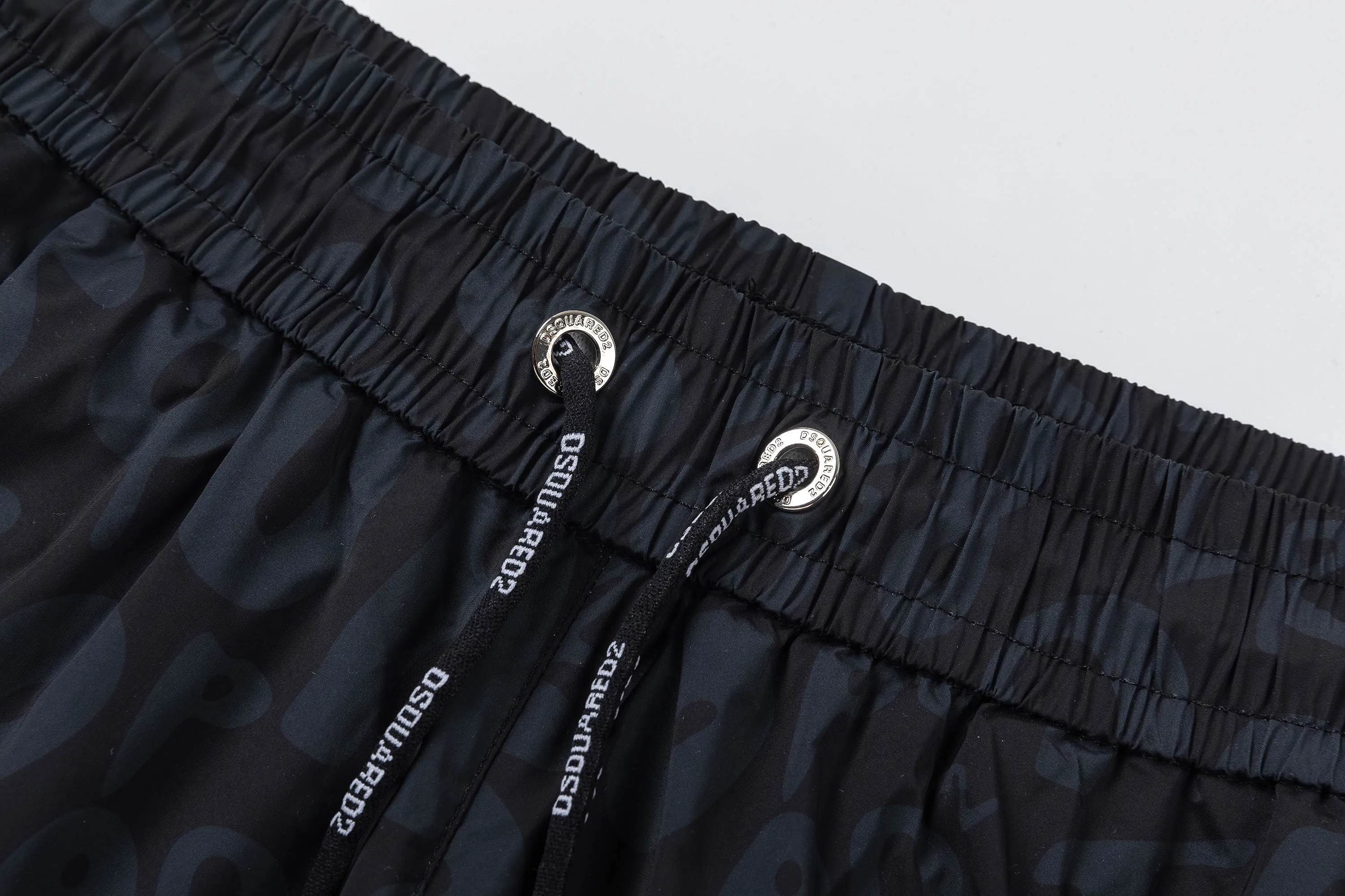 🅿️210 DSQUARED2 2025 spring and summer logo embroidery. New fashionable beach shorts, with lining and mesh shorts! The official website is synchronized with the original 1-1 replica, the original hardware is selected from high-quality polyester fiber fabrics, with a delicate feel, a must-have item for summer, and the upper body effect is super handsome! Color: Black Size: S M L XL XXL