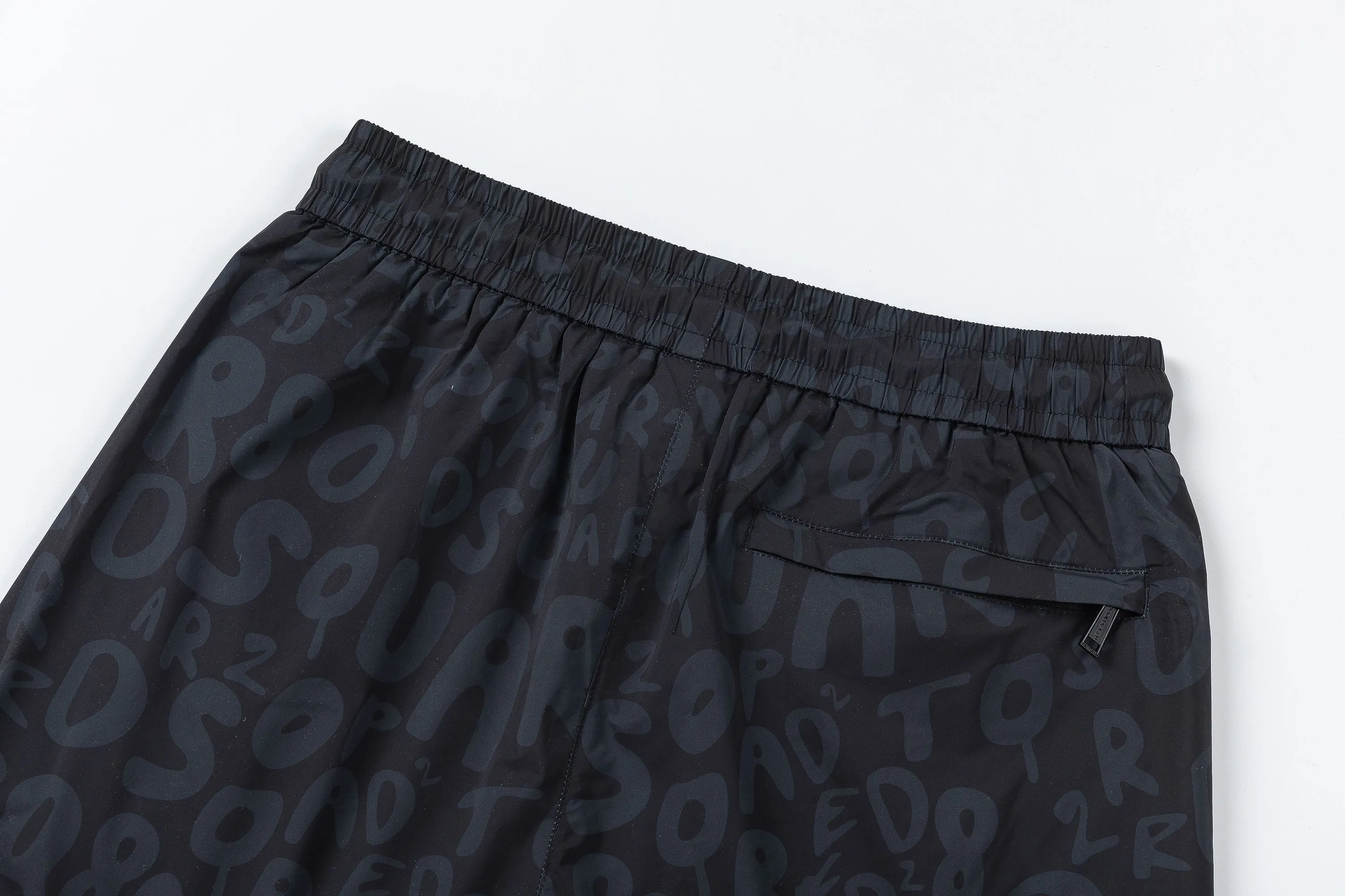 🅿️210 DSQUARED2 2025 spring and summer logo embroidery. New fashionable beach shorts, with lining and mesh shorts! The official website is synchronized with the original 1-1 replica, the original hardware is selected from high-quality polyester fiber fabrics, with a delicate feel, a must-have item for summer, and the upper body effect is super handsome! Color: Black Size: S M L XL XXL