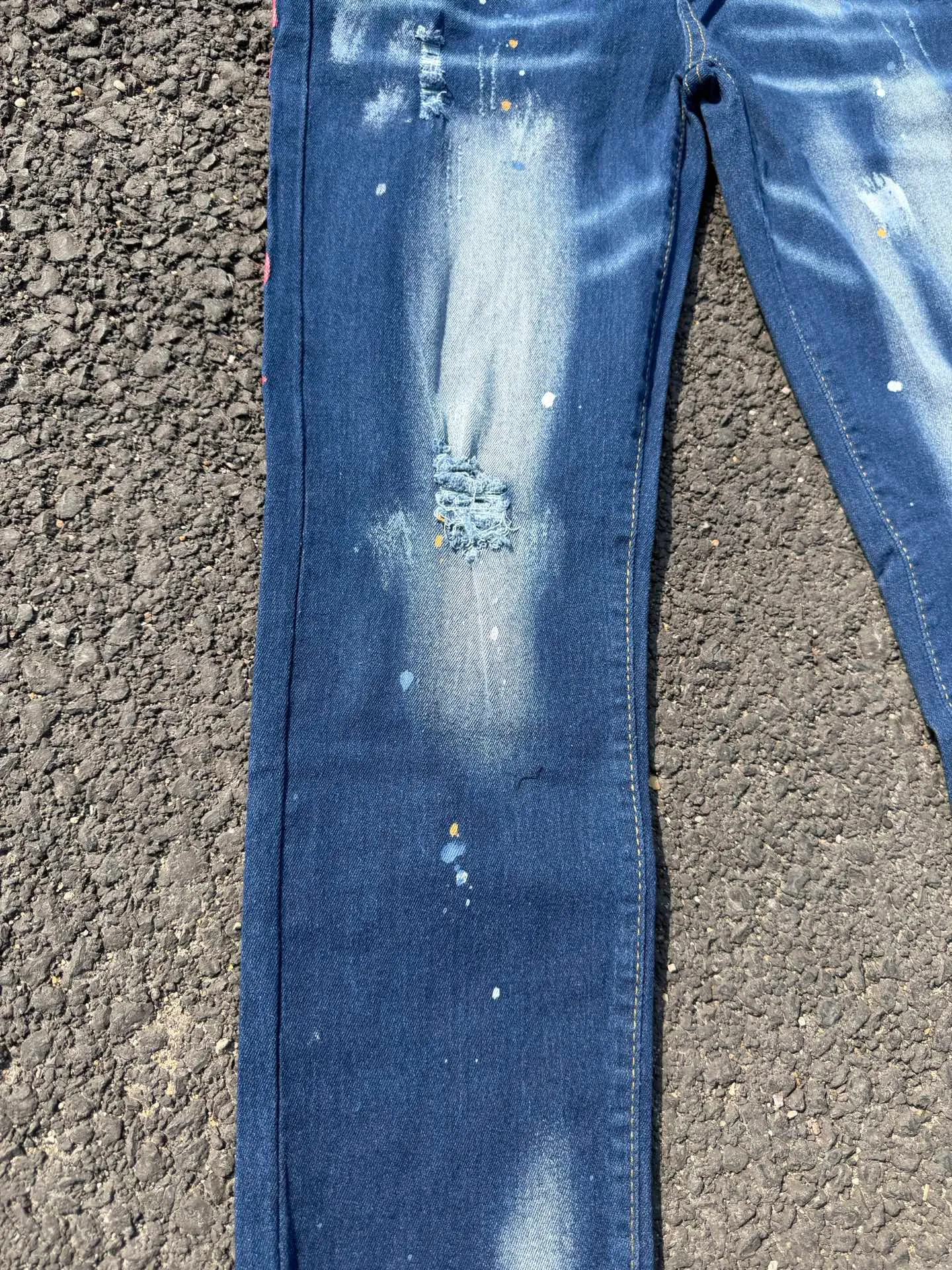 P186 💰 D2 new embroidered men's ripped trendy jeans, elastic personalized patches, slim fit, beggar's pants with small feet, top-quality materials, super soft high cotton washed denim fabric, each piece of washed denim fabric costs up to three times more than the conventional process. The touch is extremely delicate and the texture is very good. The whole body is simple and elegant. The back pocket of the trousers uses high-end direct injection technology. It is extremely exquisite. Full marks for details. Color: Picture color Size: 30-32-34-36 (corresponding to M-L-XL-XXL)