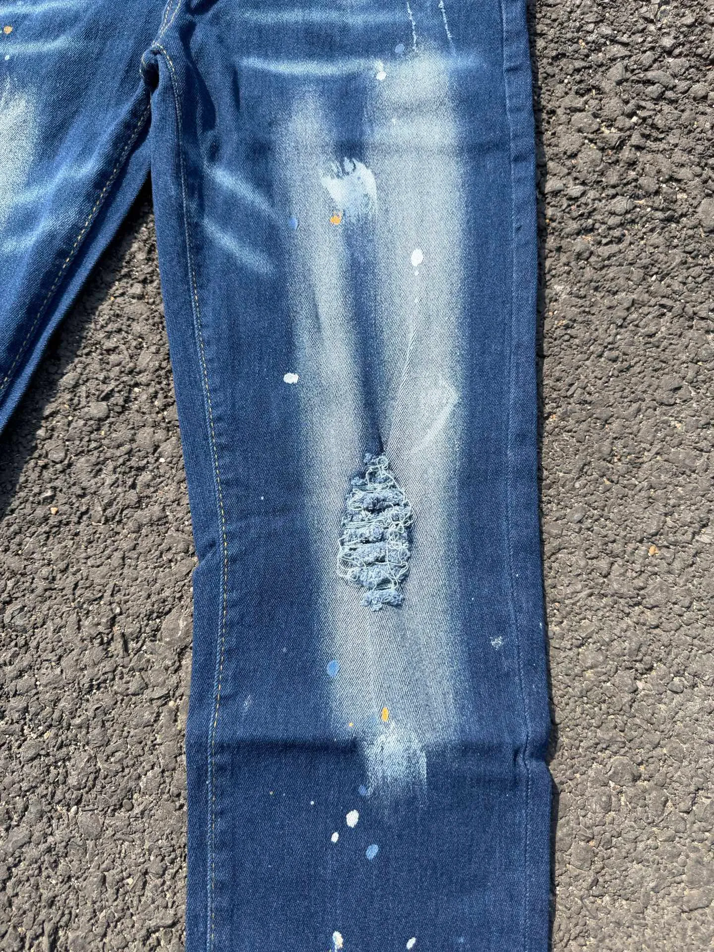 P186 💰 D2 new embroidered men's ripped trendy jeans, elastic personalized patches, slim fit, beggar's pants with small feet, top-quality materials, super soft high cotton washed denim fabric, each piece of washed denim fabric costs up to three times more than the conventional process. The touch is extremely delicate and the texture is very good. The whole body is simple and elegant. The back pocket of the trousers uses high-end direct injection technology. It is extremely exquisite. Full marks for details. Color: Picture color Size: 30-32-34-36 (corresponding to M-L-XL-XXL)