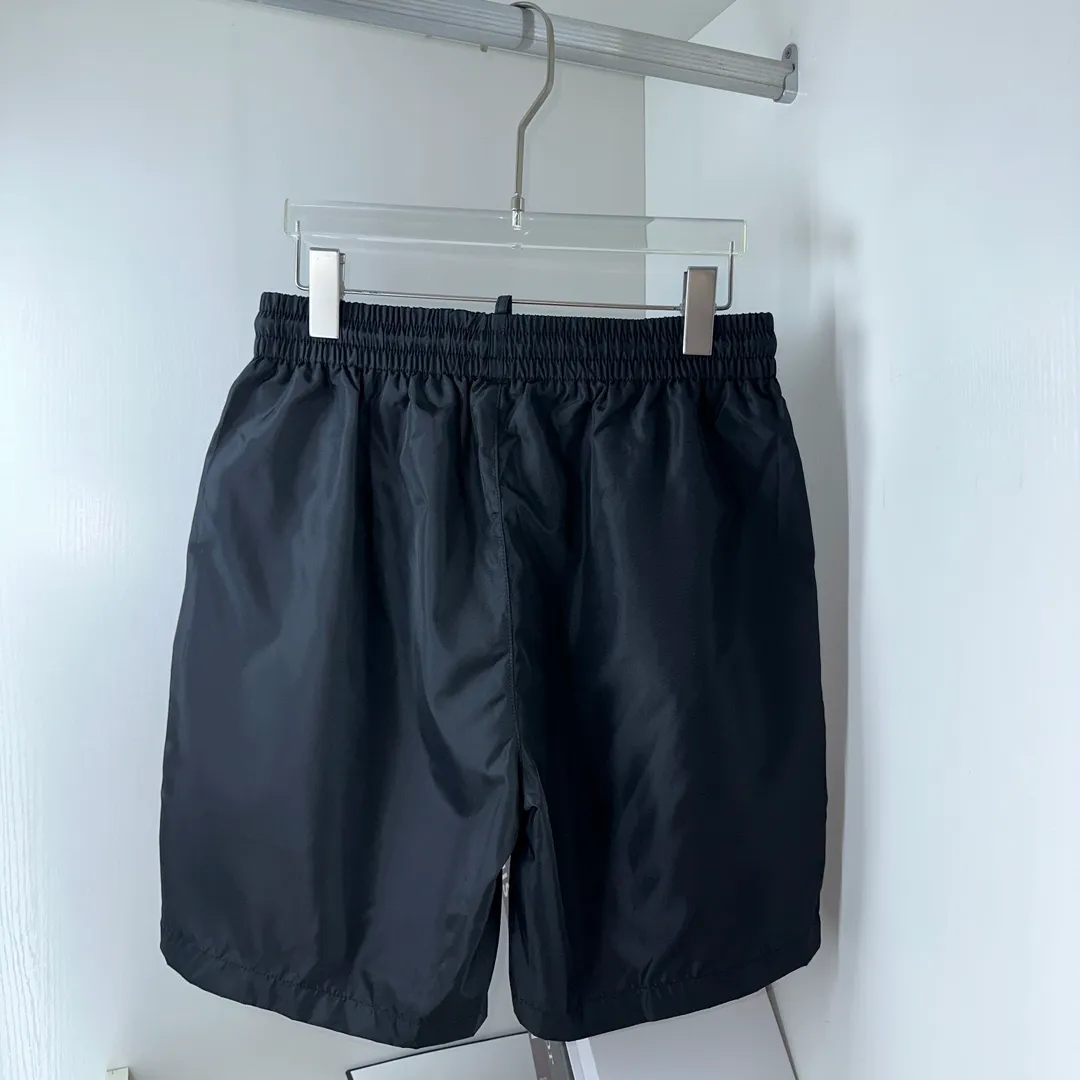 P180, DSQ, 2024 new summer wear, synchronized with the official website. The style is simple but not simple, super stylish. The mesh beach shorts use imported 100% fiber super-heavy hand printing technology, especially the logo decorative design. They are very fashionable. I have to praise their grasp of details. The colors are fashionable and super versatile. You can wear them to walk in every city and every occasion. It is relaxed and fashionable enough! 🍻 Size: M~3X (loose style) Please state your height and weight when placing an order