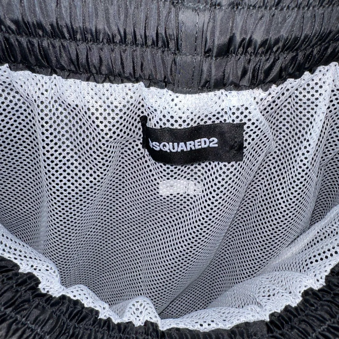P180, DSQ, 2024 new summer wear, synchronized with the official website. The style is simple but not simple, super stylish. The mesh beach shorts use imported 100% fiber super-heavy hand printing technology, especially the logo decorative design. They are very fashionable. I have to praise their grasp of details. The colors are fashionable and super versatile. You can wear them to walk in every city and every occasion. It is relaxed and fashionable enough! 🍻 Size: M~3X (loose style) Please state your height and weight when placing an order