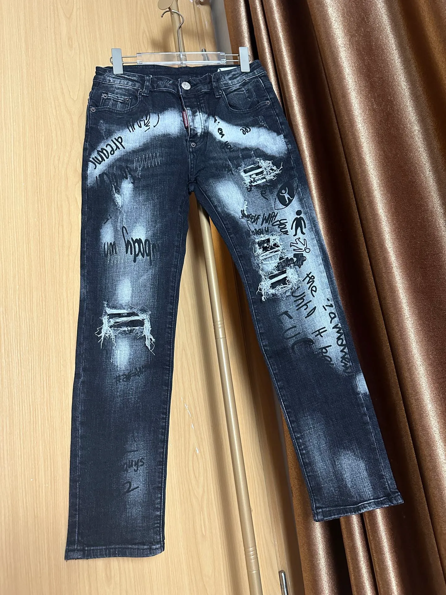 P330 💰 (Real photos of the top version) Top version DSQ2 & DSQUARED2 3 Little Men 25ss hand-painted graffiti frayed 3 Little Men jeans - perfect upper body, self-observation of details, very comfortable to wear, low-key yet luxurious, very classy to wear, the trousers style and cut are truly top-notch jeans, the quality is outstanding, the trousers are very soft after heavy washing, the straight-leg version is not picky, and many Internet celebrity stars have the same style The upper body is absolutely stylish ~ different from the lower versions on the market. Feel free to compare Color: black Size: s-xl