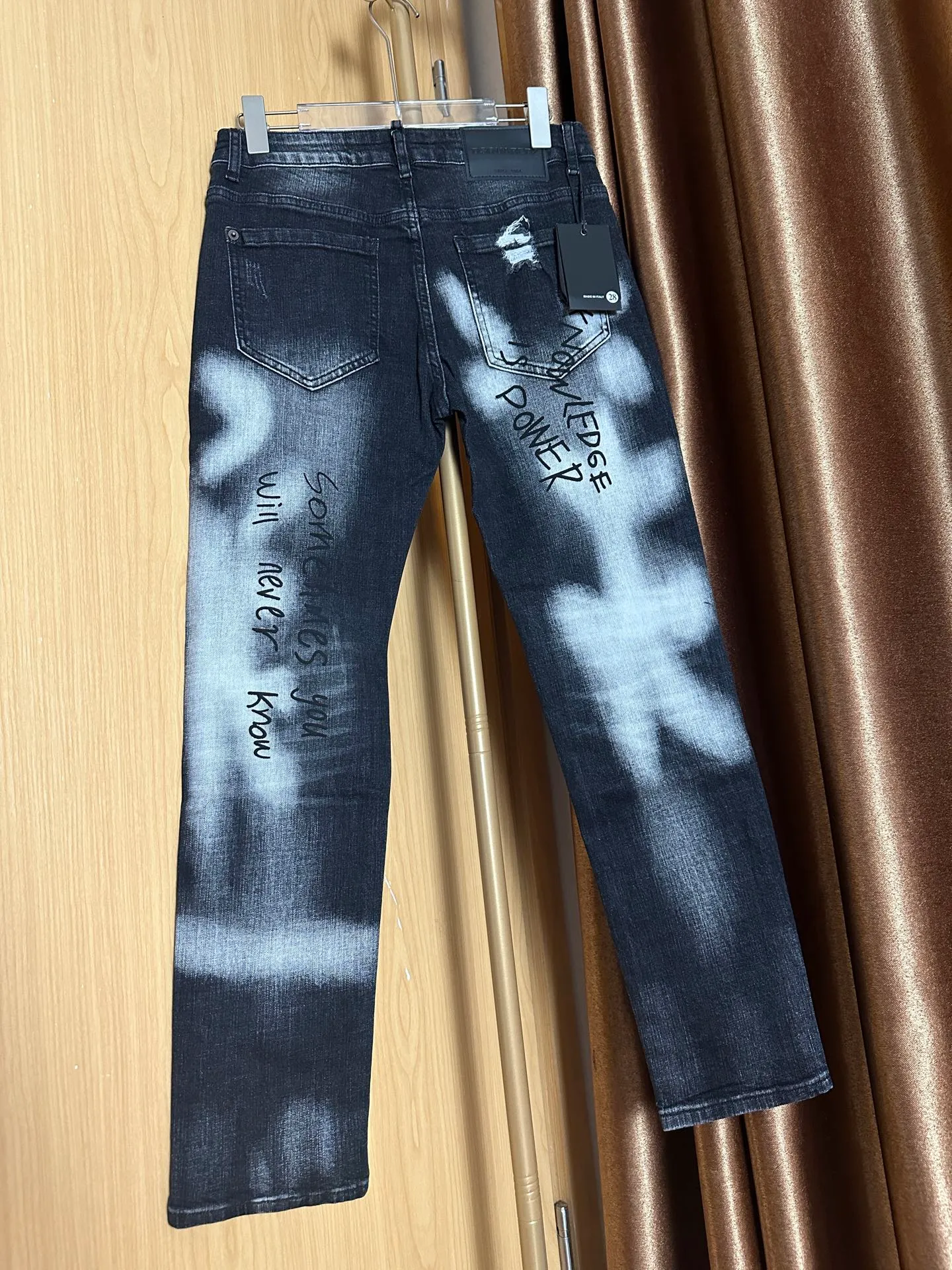 P330 💰 (Real photos of the top version) Top version DSQ2 & DSQUARED2 3 Little Men 25ss hand-painted graffiti frayed 3 Little Men jeans - perfect upper body, self-observation of details, very comfortable to wear, low-key yet luxurious, very classy to wear, the trousers style and cut are truly top-notch jeans, the quality is outstanding, the trousers are very soft after heavy washing, the straight-leg version is not picky, and many Internet celebrity stars have the same style The upper body is absolutely stylish ~ different from the lower versions on the market. Feel free to compare Color: black Size: s-xl