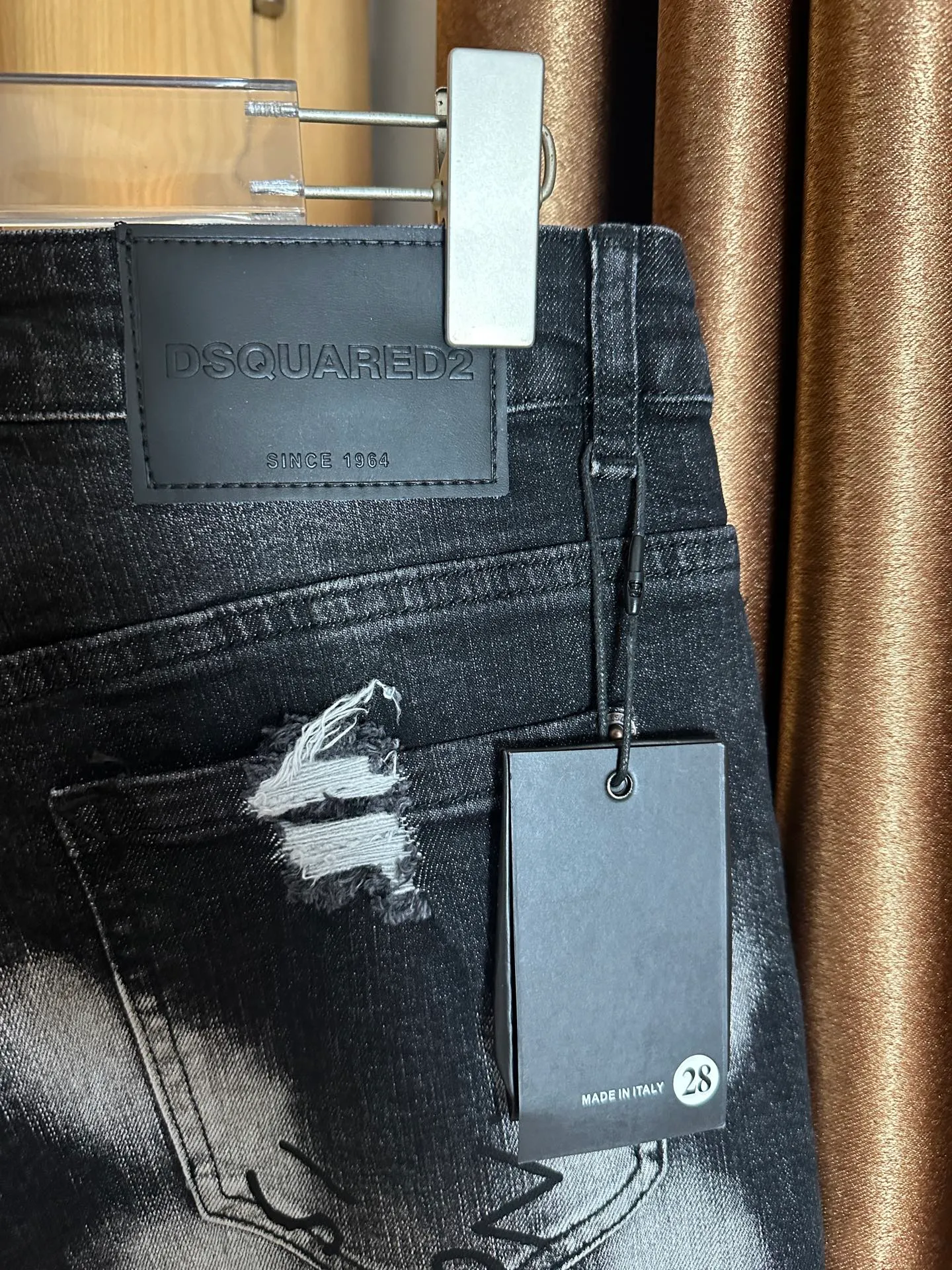 P330 💰 (Real photos of the top version) Top version DSQ2 & DSQUARED2 3 Little Men 25ss hand-painted graffiti frayed 3 Little Men jeans - perfect upper body, self-observation of details, very comfortable to wear, low-key yet luxurious, very classy to wear, the trousers style and cut are truly top-notch jeans, the quality is outstanding, the trousers are very soft after heavy washing, the straight-leg version is not picky, and many Internet celebrity stars have the same style The upper body is absolutely stylish ~ different from the lower versions on the market. Feel free to compare Color: black Size: s-xl
