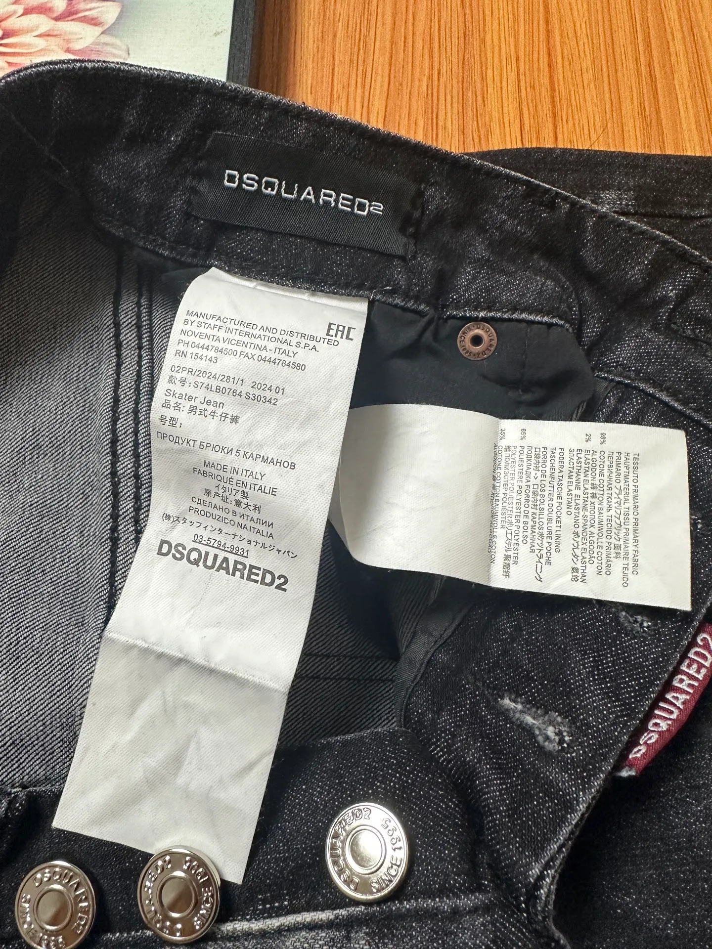 P330 💰 (Real photos of the top version) Top version DSQ2 & DSQUARED2 3 Little Men 25ss hand-painted graffiti frayed 3 Little Men jeans - perfect upper body, self-observation of details, very comfortable to wear, low-key yet luxurious, very classy to wear, the trousers style and cut are truly top-notch jeans, the quality is outstanding, the trousers are very soft after heavy washing, the straight-leg version is not picky, and many Internet celebrity stars have the same style The upper body is absolutely stylish ~ different from the lower versions on the market. Feel free to compare Color: black Size: s-xl