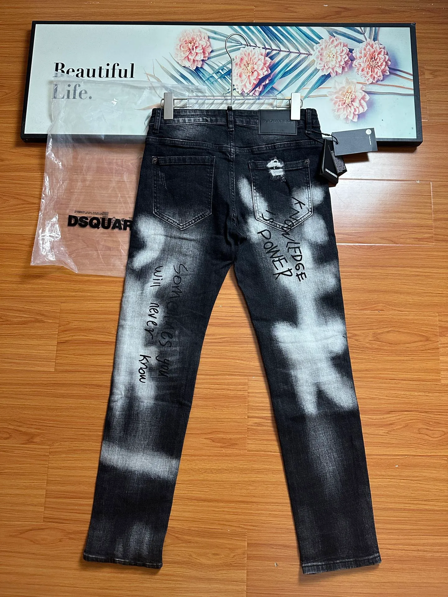 P330 💰 (Real photos of the top version) Top version DSQ2 & DSQUARED2 3 Little Men 25ss hand-painted graffiti frayed 3 Little Men jeans - perfect upper body, self-observation of details, very comfortable to wear, low-key yet luxurious, very classy to wear, the trousers style and cut are truly top-notch jeans, the quality is outstanding, the trousers are very soft after heavy washing, the straight-leg version is not picky, and many Internet celebrity stars have the same style The upper body is absolutely stylish ~ different from the lower versions on the market. Feel free to compare Color: black Size: s-xl