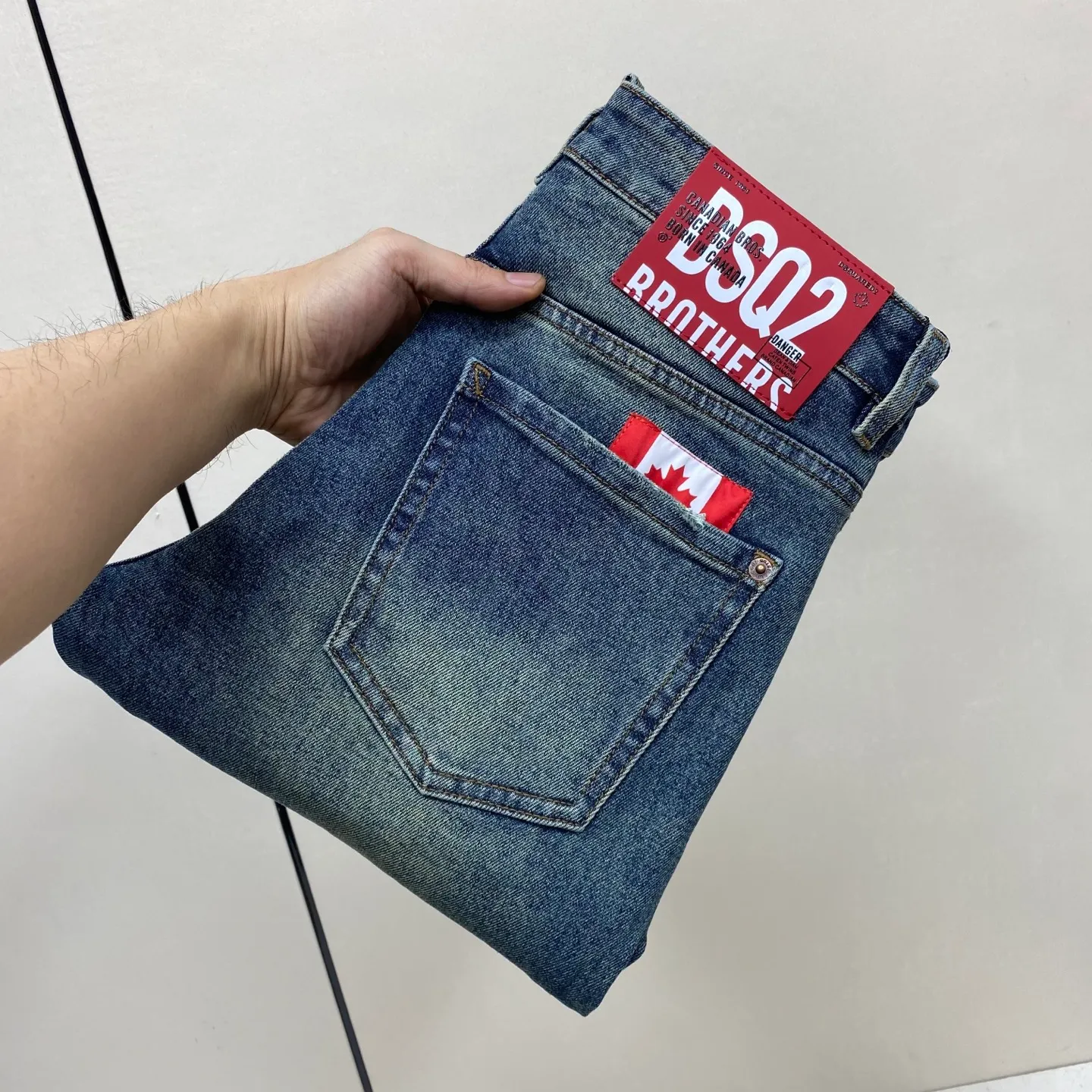 P240 2025 Autumn and Winter European Counter New Style, Super A Purchasing Level Overseas Trading Company Order Source, Top Original High-end Men's Customized Fashion Slim Small Straight Jeans 2818 Color: Heavy craftsmanship, fried sand and water, picture color Size: 29-40 Fabric: Denim washed jeans! Luxurious experience. Customer-supplied trade channel. The simple and charming classic trousers are made of customer-supplied denim. The texture is thick, comfortable and breathable. The cutting of high-quality craftsmanship is top-notch, and the overall design is very exquisite. The cuffing design on the inside and outside is perfect, and the use of poly-strand mechanical needle edge banding technology highlights the brand's luxurious inner charm. The brand logo is full and thick, and the chiseled buttons are thick and rigorous, bringing a new fashion taste to this ordinary trousers!  Excipients: Complete with three standards