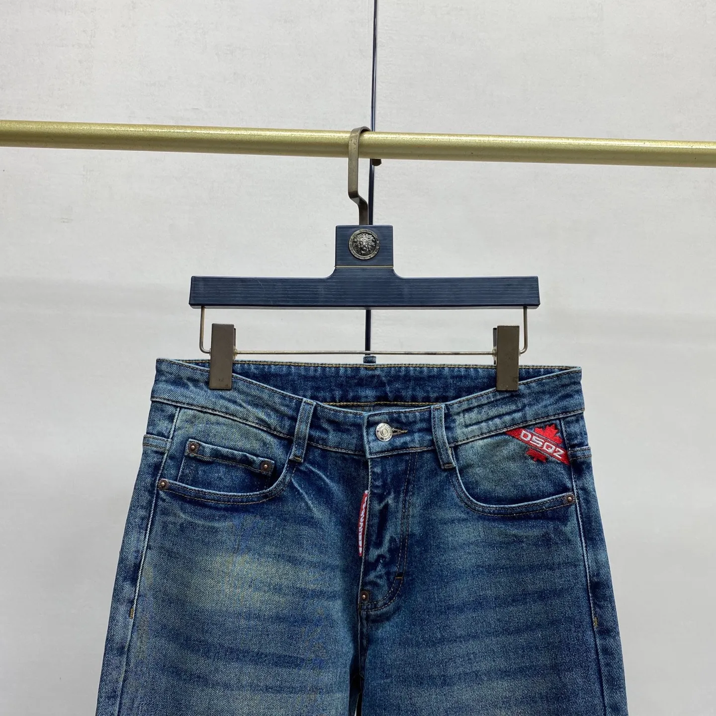 P240 2025 Autumn and Winter European Counter New Style, Super A Purchasing Level Overseas Trading Company Order Source, Top Original High-end Men's Customized Fashion Slim Small Straight Jeans 2818 Color: Heavy craftsmanship, fried sand and water, picture color Size: 29-40 Fabric: Denim washed jeans! Luxurious experience. Customer-supplied trade channel. The simple and charming classic trousers are made of customer-supplied denim. The texture is thick, comfortable and breathable. The cutting of high-quality craftsmanship is top-notch, and the overall design is very exquisite. The cuffing design on the inside and outside is perfect, and the use of poly-strand mechanical needle edge banding technology highlights the brand's luxurious inner charm. The brand logo is full and thick, and the chiseled buttons are thick and rigorous, bringing a new fashion taste to this ordinary trousers!  Excipients: Complete with three standards