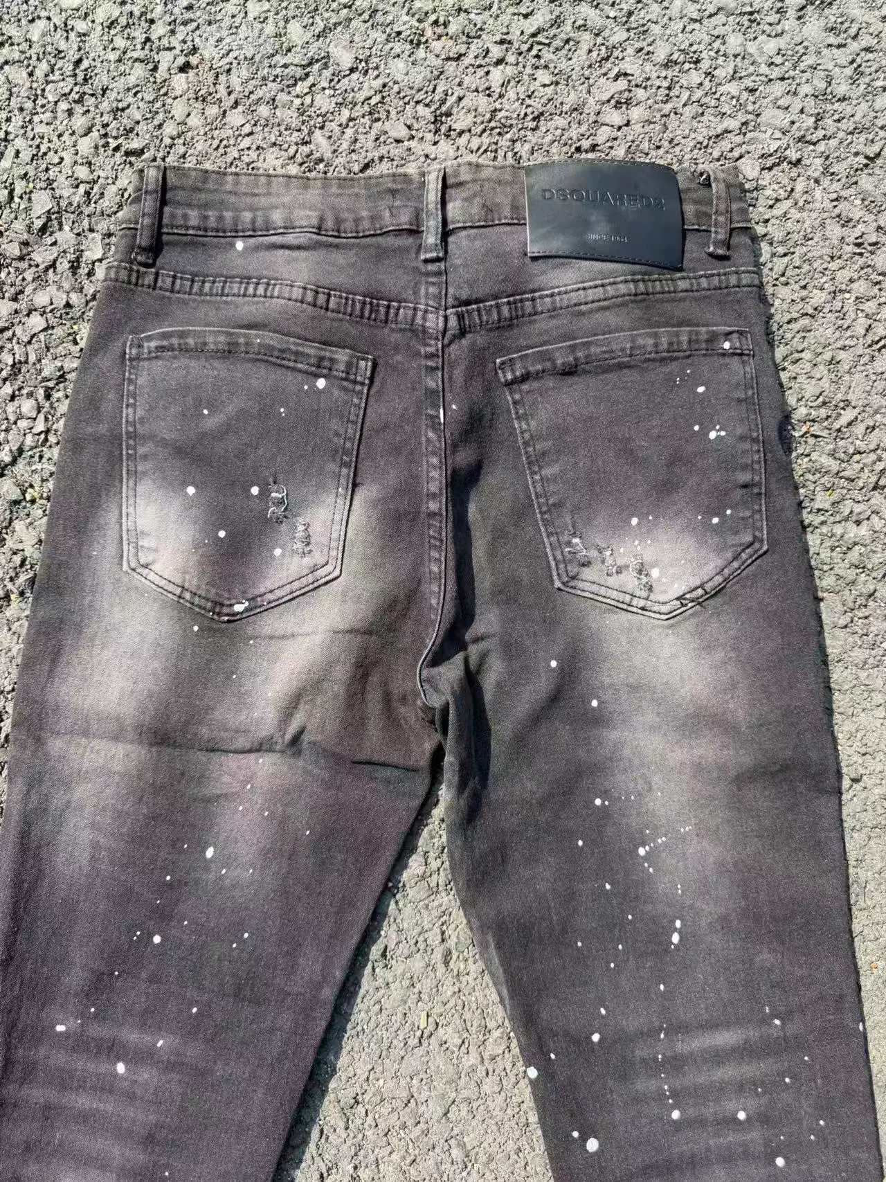 P186 💰 D2 new embroidered men's ripped trendy jeans, elastic personalized patches, slim fit, beggar's pants with small feet, top-quality materials, super soft high cotton washed denim fabric, each piece of washed denim fabric costs up to three times more than the conventional process. The touch is extremely delicate and the texture is very good. The whole body is simple and elegant. The back pocket of the trousers uses high-end direct injection technology. It is extremely exquisite. Full marks for details. Color: Picture color Size: 30-22-34-36 (corresponding to M-L-XL-XXL)