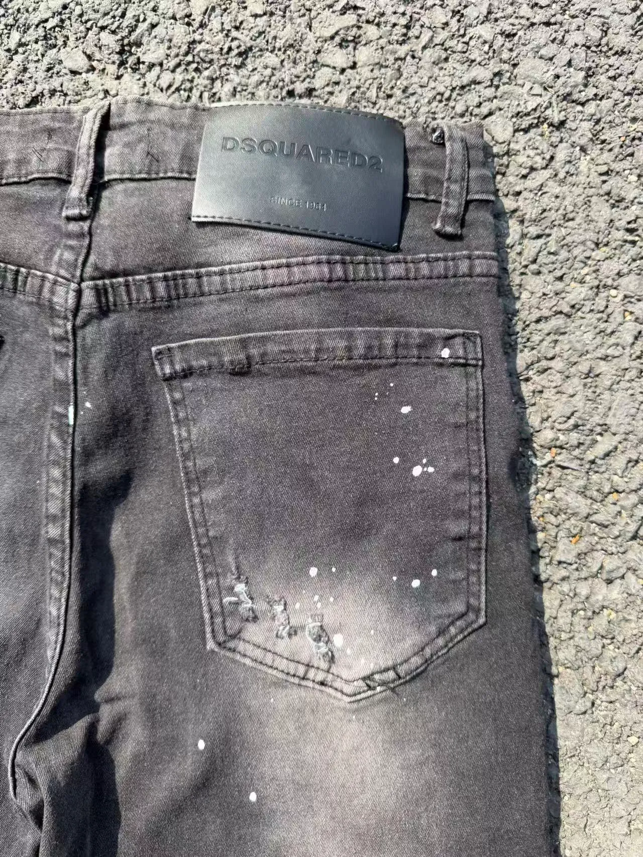P186 💰 D2 new embroidered men's ripped trendy jeans, elastic personalized patches, slim fit, beggar's pants with small feet, top-quality materials, super soft high cotton washed denim fabric, each piece of washed denim fabric costs up to three times more than the conventional process. The touch is extremely delicate and the texture is very good. The whole body is simple and elegant. The back pocket of the trousers uses high-end direct injection technology. It is extremely exquisite. Full marks for details. Color: Picture color Size: 30-22-34-36 (corresponding to M-L-XL-XXL)