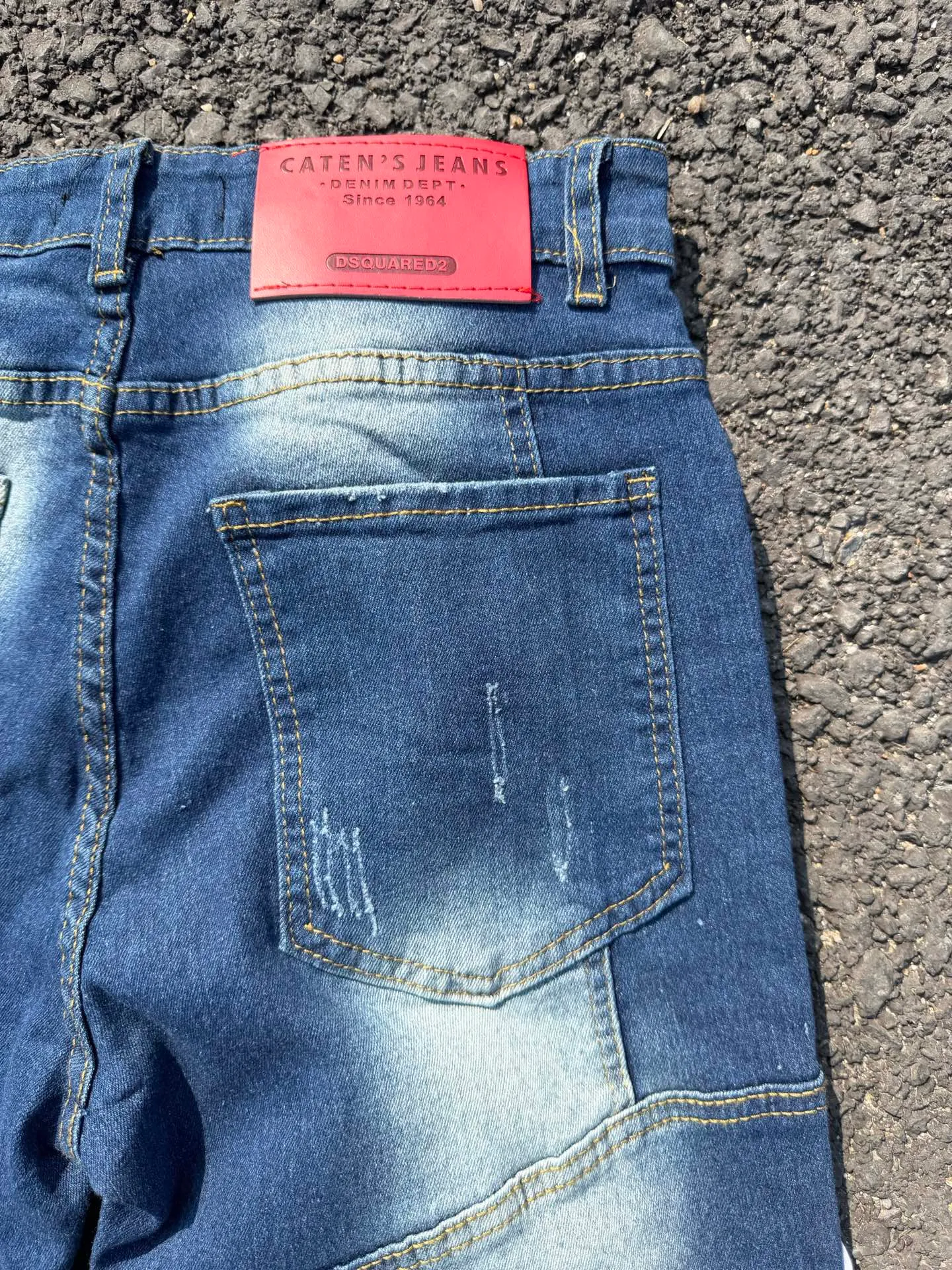 P186 💰 D2 new embroidered men's ripped trendy jeans, elastic personalized patches, slim fit, beggar's pants with small feet, top-quality materials, super soft high cotton washed denim fabric, each piece of washed denim fabric costs up to three times more than the conventional process. The touch is extremely delicate and the texture is very good. The whole body is simple and elegant. The back pocket of the trousers uses high-end direct injection technology. It is extremely exquisite. Full marks for details. Color: Picture color Size: 30-32-34-36 (corresponding to M-L-XL-XXL)