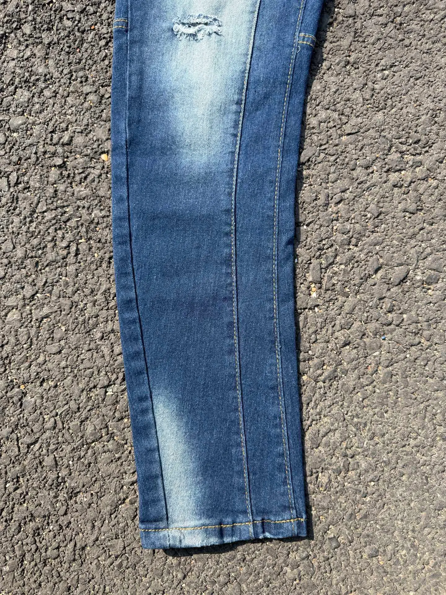 P186 💰 D2 new embroidered men's ripped trendy jeans, elastic personalized patches, slim fit, beggar's pants with small feet, top-quality materials, super soft high cotton washed denim fabric, each piece of washed denim fabric costs up to three times more than the conventional process. The touch is extremely delicate and the texture is very good. The whole body is simple and elegant. The back pocket of the trousers uses high-end direct injection technology. It is extremely exquisite. Full marks for details. Color: Picture color Size: 30-32-34-36 (corresponding to M-L-XL-XXL)
