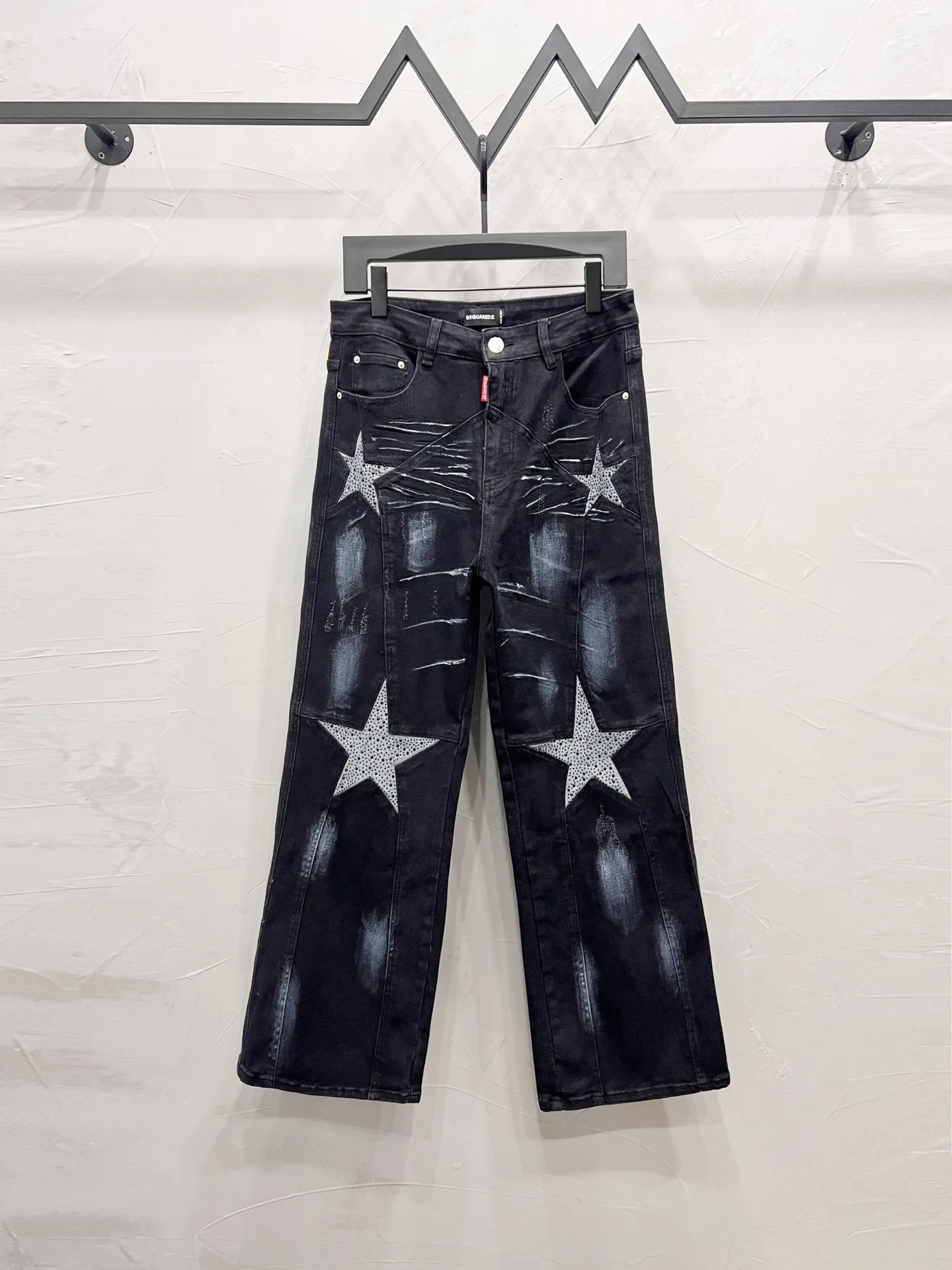 P300 Style No. [M1214] DSQUARED 2 SS25 Nicholas Tse's same style five-pointed star rhinestone washed mid-rise straight jeans for men and women. Top ceiling quality. Styles with different washed textures, very friendly to people with thin legs and thick legs. The straight and slim version is very flattering to the leg shape. Moderate length that never goes out of style, easy to match with casual, basic styling for various styles, a must-have in the wardrobe! The fabric is stiff but also makes the upper body soft without losing texture. The washing process is even more perfect. It is a must-have item for everyone! ! ! Washed wheat, hang tag, pants label, three labels complete Color: black Size: 30, 32, 34, 36