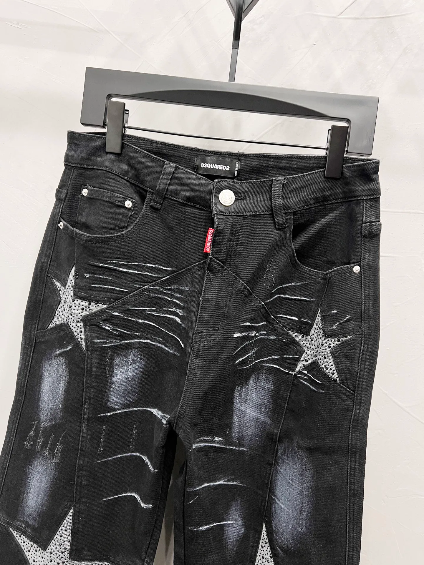 P300 Style No. [M1214] DSQUARED 2 SS25 Nicholas Tse's same style five-pointed star rhinestone washed mid-rise straight jeans for men and women. Top ceiling quality. Styles with different washed textures, very friendly to people with thin legs and thick legs. The straight and slim version is very flattering to the leg shape. Moderate length that never goes out of style, easy to match with casual, basic styling for various styles, a must-have in the wardrobe! The fabric is stiff but also makes the upper body soft without losing texture. The washing process is even more perfect. It is a must-have item for everyone! ! ! Washed wheat, hang tag, pants label, three labels complete Color: black Size: 30, 32, 34, 36