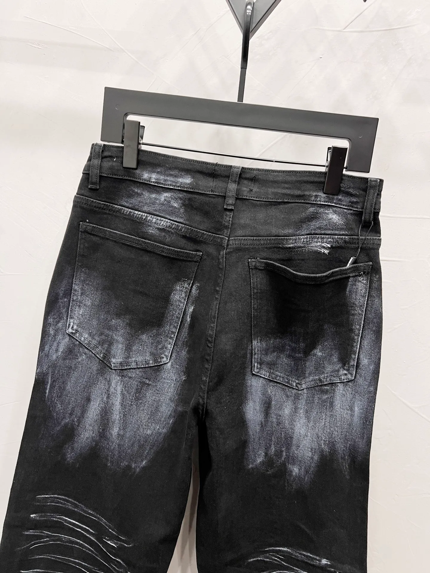 P300 Style No. [M1214] DSQUARED 2 SS25 Nicholas Tse's same style five-pointed star rhinestone washed mid-rise straight jeans for men and women. Top ceiling quality. Styles with different washed textures, very friendly to people with thin legs and thick legs. The straight and slim version is very flattering to the leg shape. Moderate length that never goes out of style, easy to match with casual, basic styling for various styles, a must-have in the wardrobe! The fabric is stiff but also makes the upper body soft without losing texture. The washing process is even more perfect. It is a must-have item for everyone! ! ! Washed wheat, hang tag, pants label, three labels complete Color: black Size: 30, 32, 34, 36