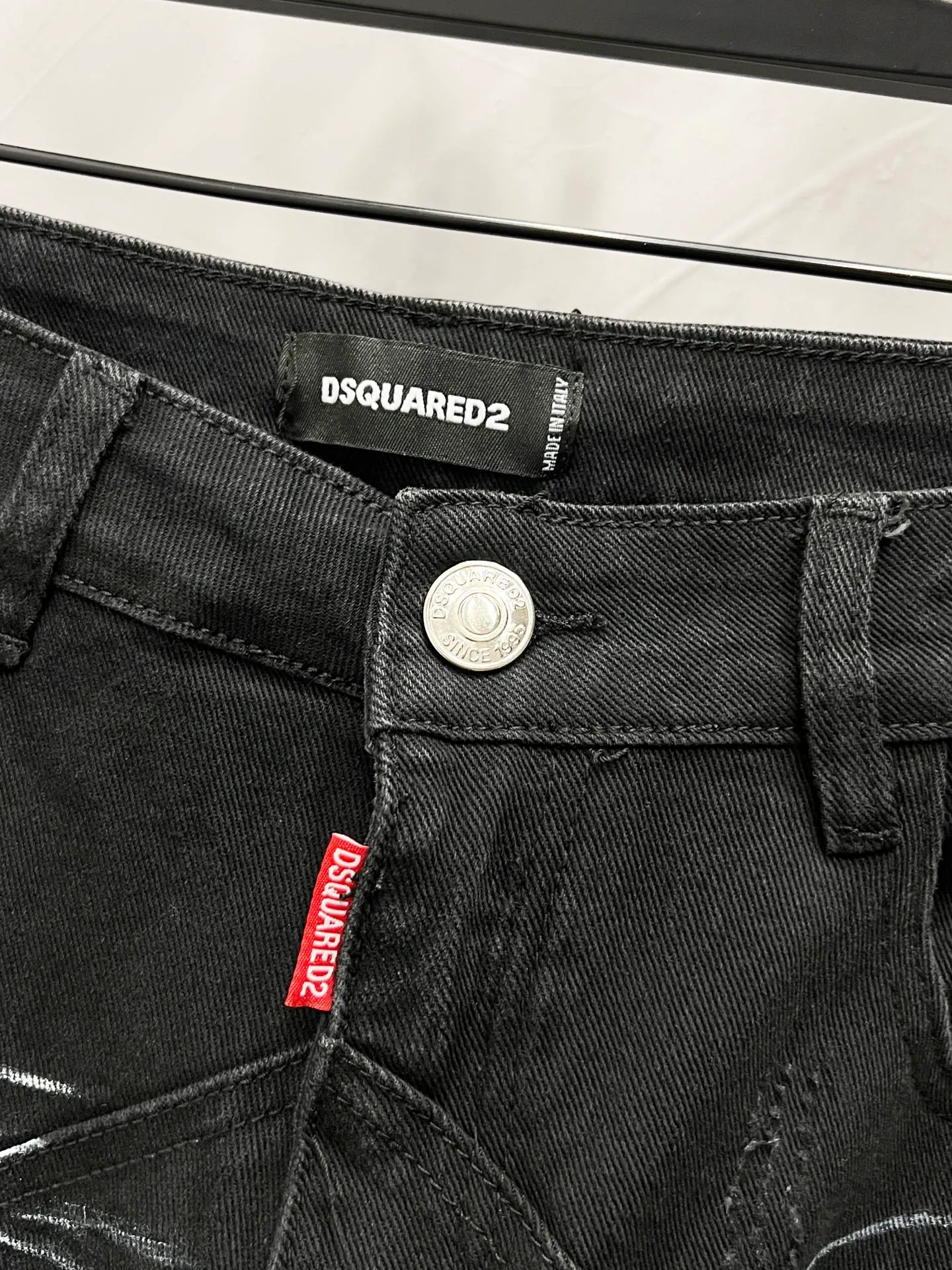 P300 Style No. [M1214] DSQUARED 2 SS25 Nicholas Tse's same style five-pointed star rhinestone washed mid-rise straight jeans for men and women. Top ceiling quality. Styles with different washed textures, very friendly to people with thin legs and thick legs. The straight and slim version is very flattering to the leg shape. Moderate length that never goes out of style, easy to match with casual, basic styling for various styles, a must-have in the wardrobe! The fabric is stiff but also makes the upper body soft without losing texture. The washing process is even more perfect. It is a must-have item for everyone! ! ! Washed wheat, hang tag, pants label, three labels complete Color: black Size: 30, 32, 34, 36