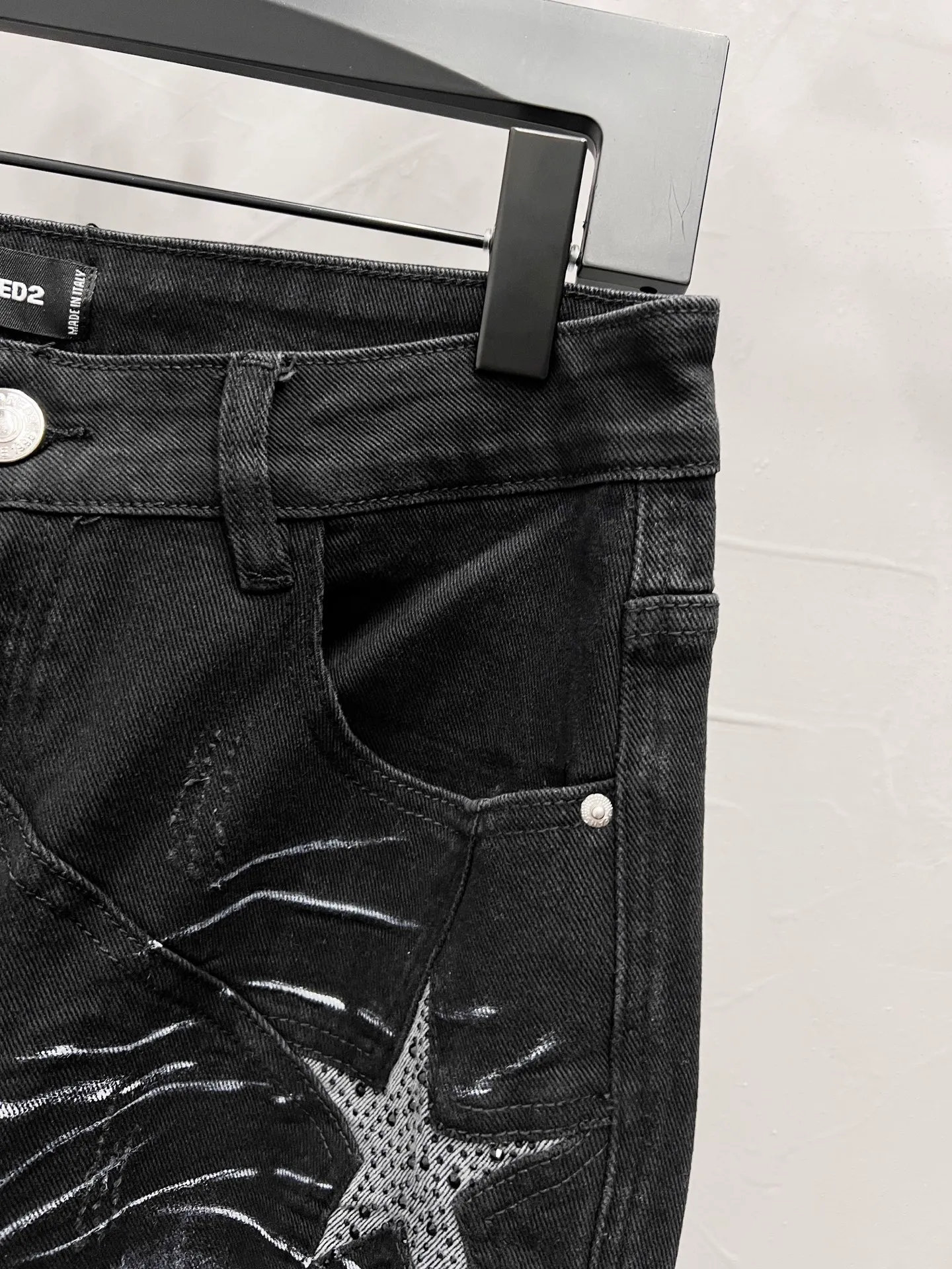 P300 Style No. [M1214] DSQUARED 2 SS25 Nicholas Tse's same style five-pointed star rhinestone washed mid-rise straight jeans for men and women. Top ceiling quality. Styles with different washed textures, very friendly to people with thin legs and thick legs. The straight and slim version is very flattering to the leg shape. Moderate length that never goes out of style, easy to match with casual, basic styling for various styles, a must-have in the wardrobe! The fabric is stiff but also makes the upper body soft without losing texture. The washing process is even more perfect. It is a must-have item for everyone! ! ! Washed wheat, hang tag, pants label, three labels complete Color: black Size: 30, 32, 34, 36