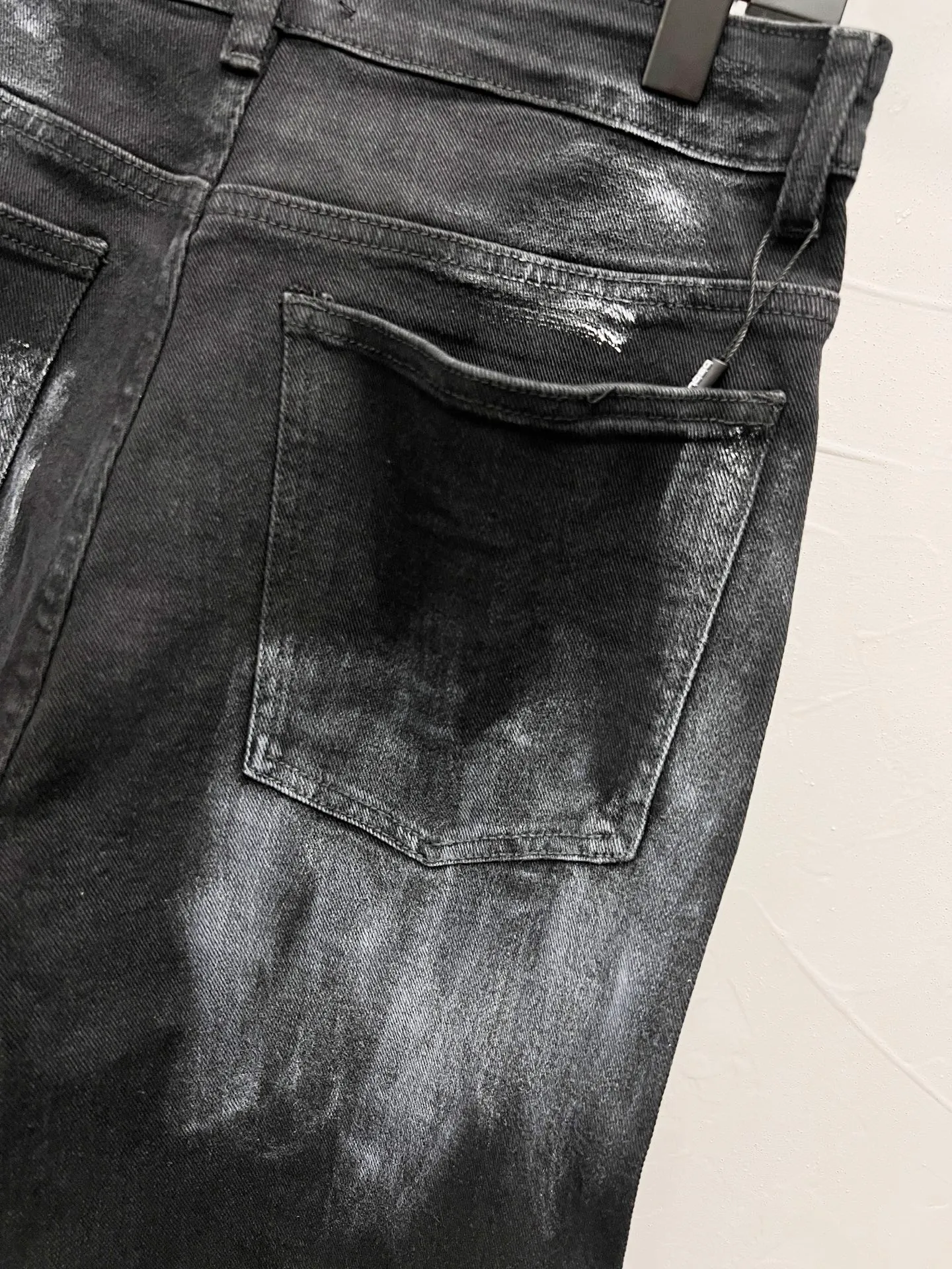 P300 Style No. [M1214] DSQUARED 2 SS25 Nicholas Tse's same style five-pointed star rhinestone washed mid-rise straight jeans for men and women. Top ceiling quality. Styles with different washed textures, very friendly to people with thin legs and thick legs. The straight and slim version is very flattering to the leg shape. Moderate length that never goes out of style, easy to match with casual, basic styling for various styles, a must-have in the wardrobe! The fabric is stiff but also makes the upper body soft without losing texture. The washing process is even more perfect. It is a must-have item for everyone! ! ! Washed wheat, hang tag, pants label, three labels complete Color: black Size: 30, 32, 34, 36