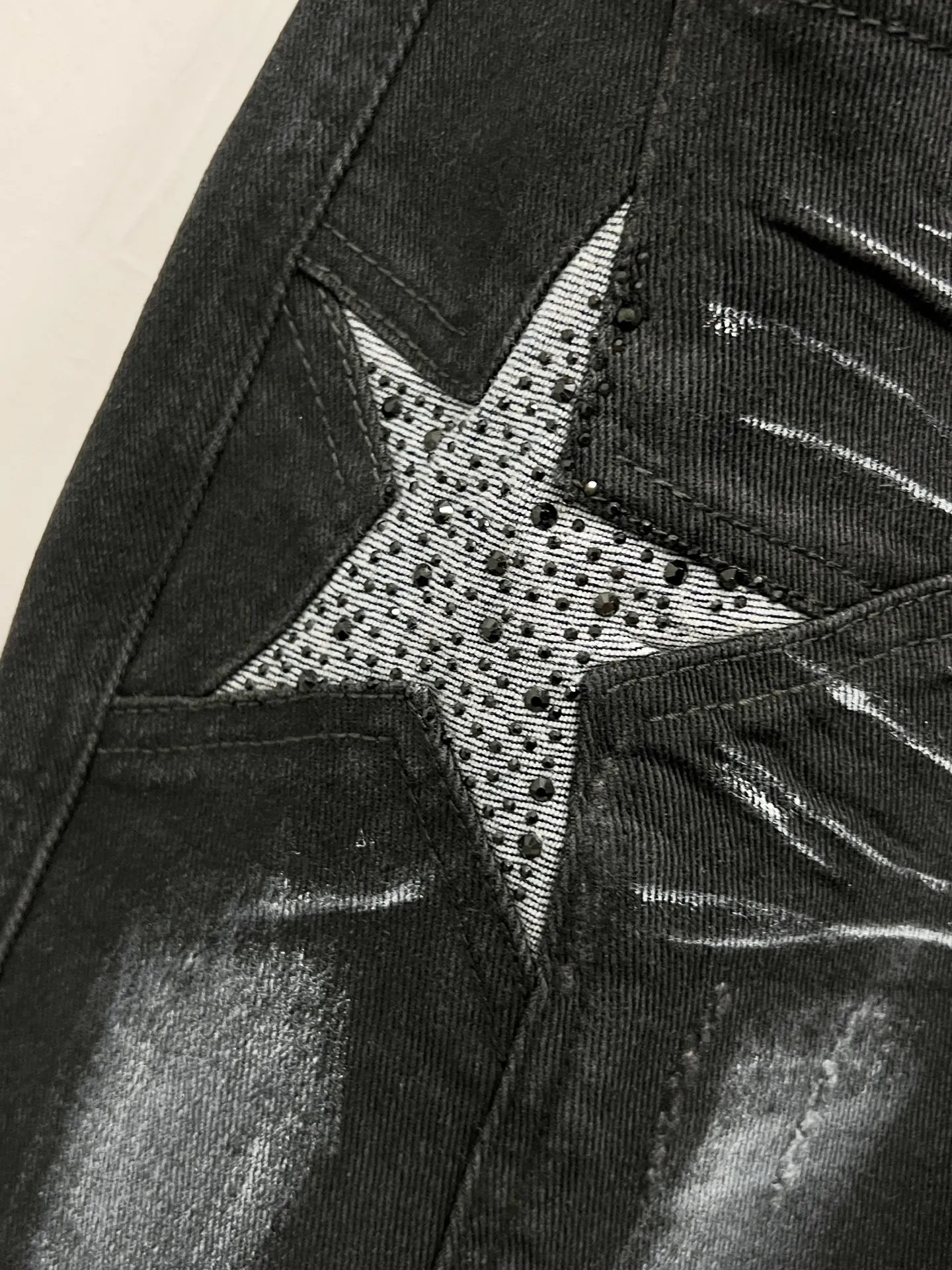 P300 Style No. [M1214] DSQUARED 2 SS25 Nicholas Tse's same style five-pointed star rhinestone washed mid-rise straight jeans for men and women. Top ceiling quality. Styles with different washed textures, very friendly to people with thin legs and thick legs. The straight and slim version is very flattering to the leg shape. Moderate length that never goes out of style, easy to match with casual, basic styling for various styles, a must-have in the wardrobe! The fabric is stiff but also makes the upper body soft without losing texture. The washing process is even more perfect. It is a must-have item for everyone! ! ! Washed wheat, hang tag, pants label, three labels complete Color: black Size: 30, 32, 34, 36