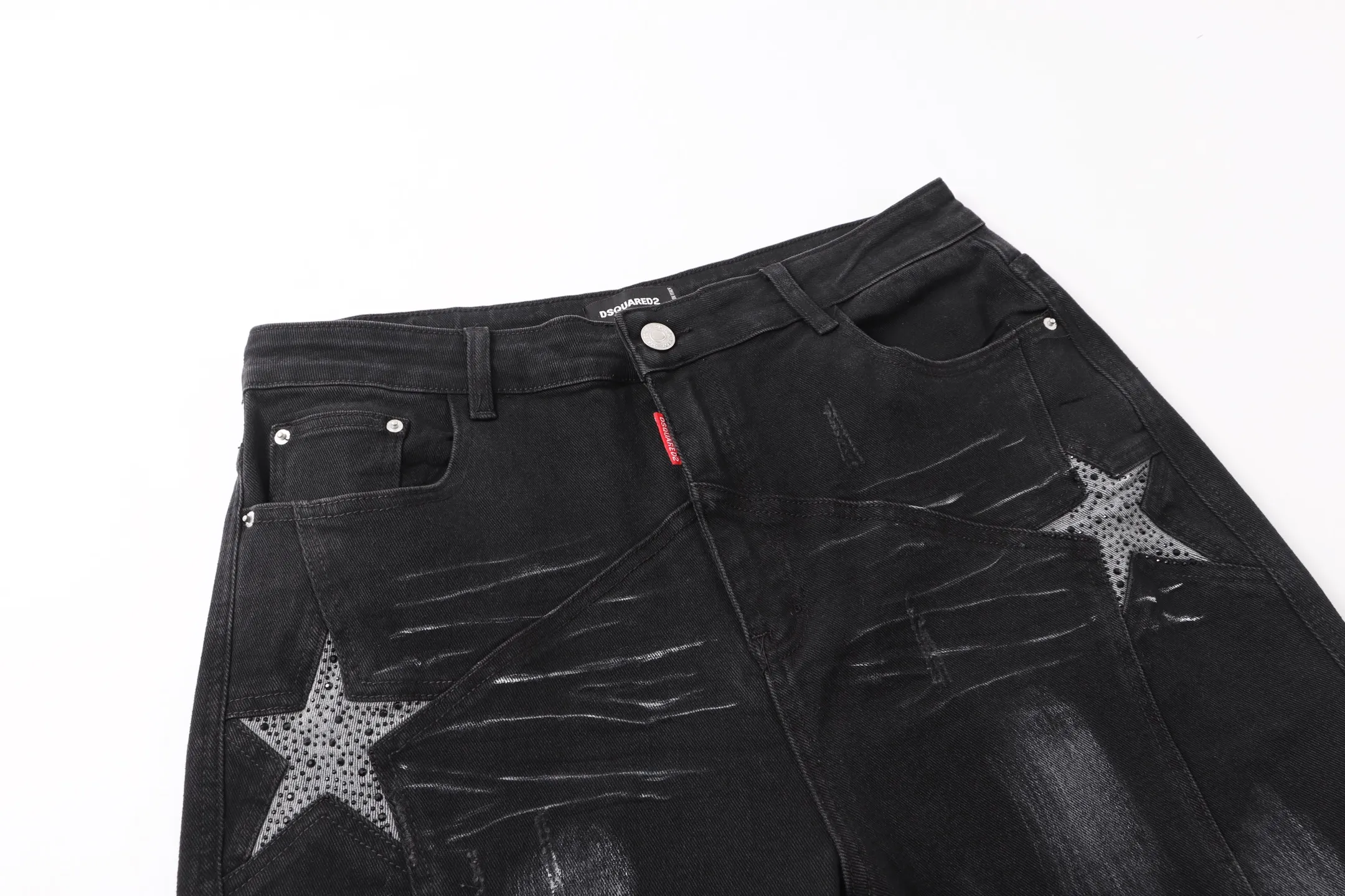 P290 Style number: H85 DSQUARED2 & DSQ2 ss25 Nicholas Tse micro-flared black jeans. Styles with different washes and textures. Very friendly to people with thin legs. The micro-flared version is very flattering to the leg shape. Moderate length that never goes out of style, easy to match with casual, basic styling for various styles, a must-have in the wardrobe! The fabric is stiff but also makes the upper body soft without losing texture. The washing process is even more perfect. It is a must-have item for everyone! ! ! Washed wheat, hang tag, pants label, three labels complete Color: black Size: 28-30-32-34-36