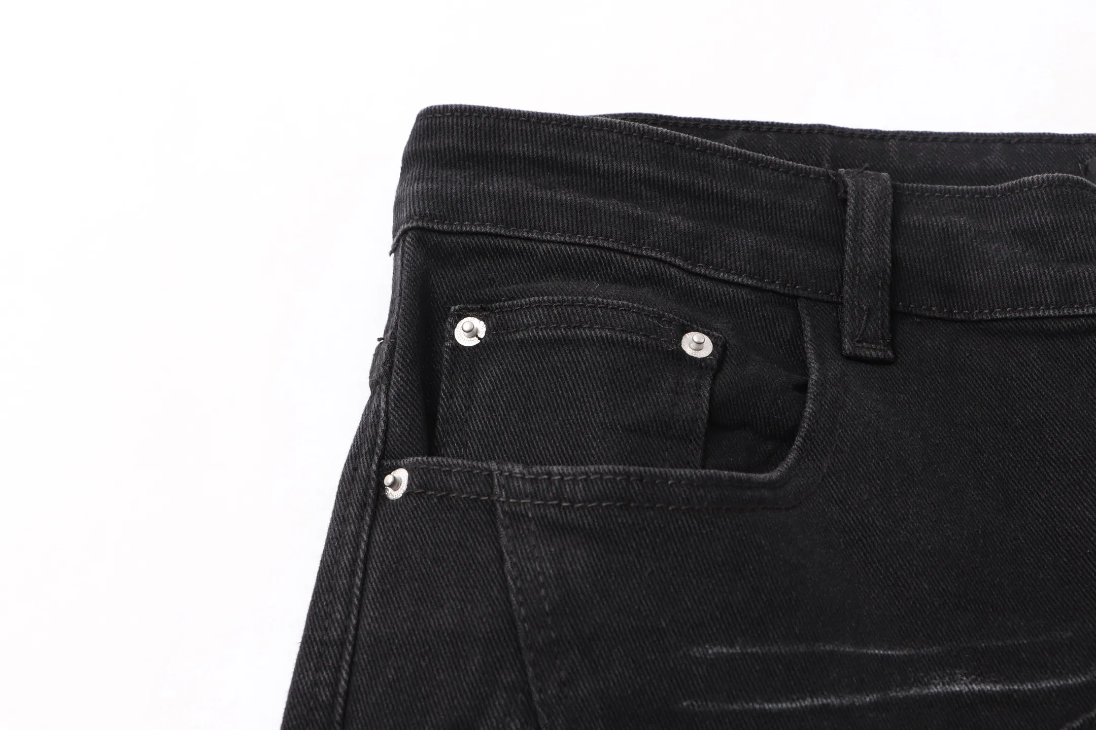 P290 Style number: H85 DSQUARED2 & DSQ2 ss25 Nicholas Tse micro-flared black jeans. Styles with different washes and textures. Very friendly to people with thin legs. The micro-flared version is very flattering to the leg shape. Moderate length that never goes out of style, easy to match with casual, basic styling for various styles, a must-have in the wardrobe! The fabric is stiff but also makes the upper body soft without losing texture. The washing process is even more perfect. It is a must-have item for everyone! ! ! Washed wheat, hang tag, pants label, three labels complete Color: black Size: 28-30-32-34-36