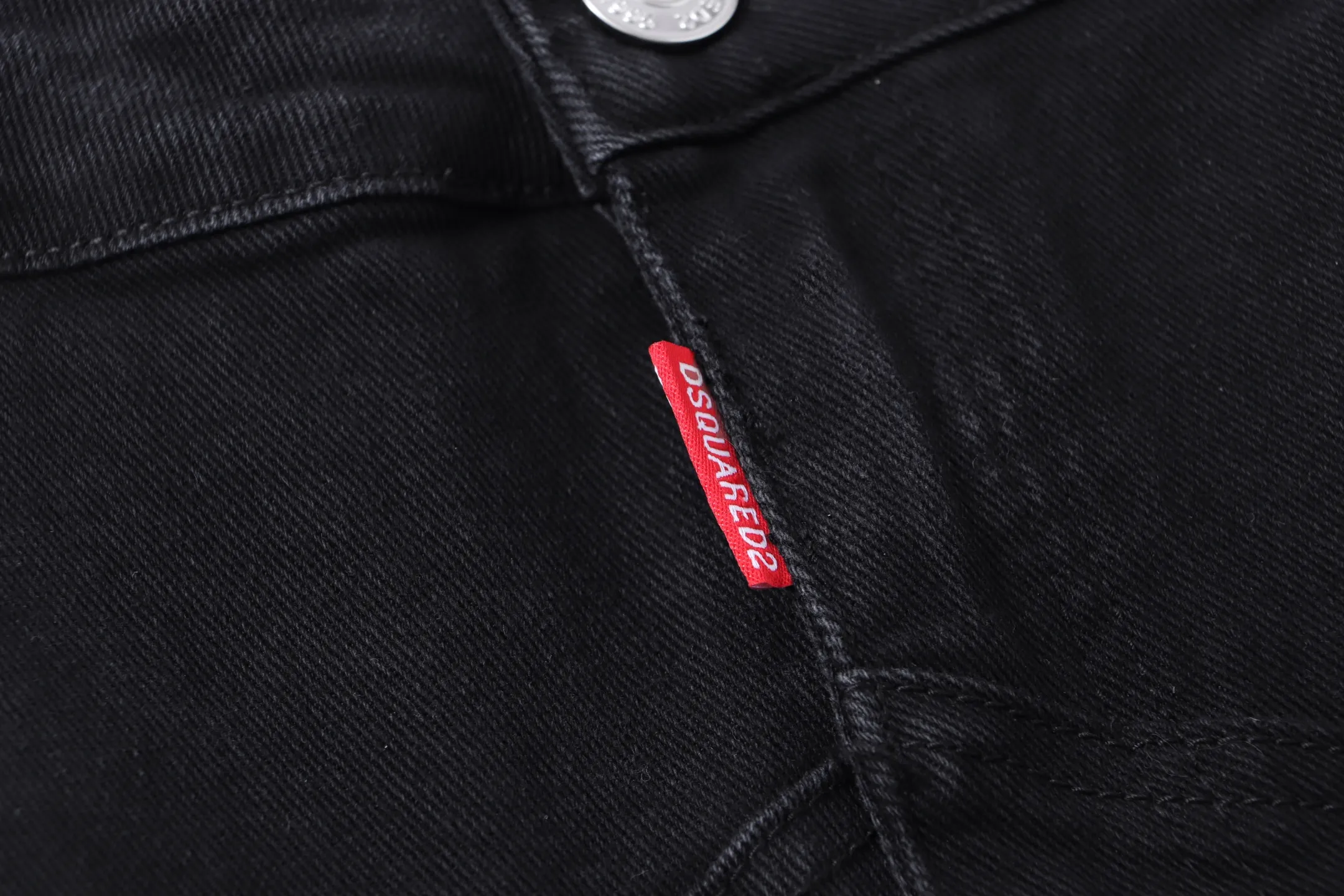 P290 Style number: H85 DSQUARED2 & DSQ2 ss25 Nicholas Tse micro-flared black jeans. Styles with different washes and textures. Very friendly to people with thin legs. The micro-flared version is very flattering to the leg shape. Moderate length that never goes out of style, easy to match with casual, basic styling for various styles, a must-have in the wardrobe! The fabric is stiff but also makes the upper body soft without losing texture. The washing process is even more perfect. It is a must-have item for everyone! ! ! Washed wheat, hang tag, pants label, three labels complete Color: black Size: 28-30-32-34-36