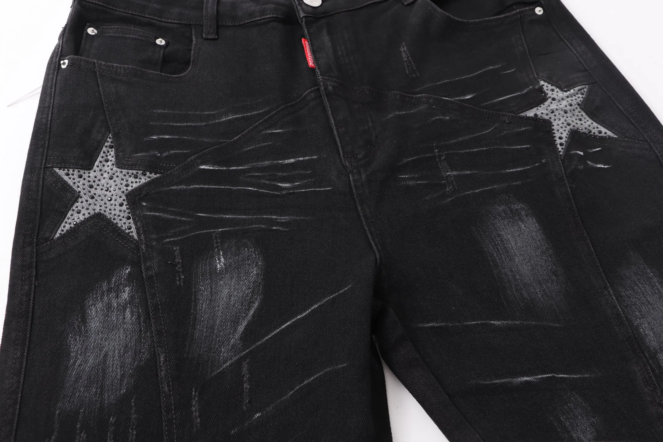 P290 Style number: H85 DSQUARED2 & DSQ2 ss25 Nicholas Tse micro-flared black jeans. Styles with different washes and textures. Very friendly to people with thin legs. The micro-flared version is very flattering to the leg shape. Moderate length that never goes out of style, easy to match with casual, basic styling for various styles, a must-have in the wardrobe! The fabric is stiff but also makes the upper body soft without losing texture. The washing process is even more perfect. It is a must-have item for everyone! ! ! Washed wheat, hang tag, pants label, three labels complete Color: black Size: 28-30-32-34-36