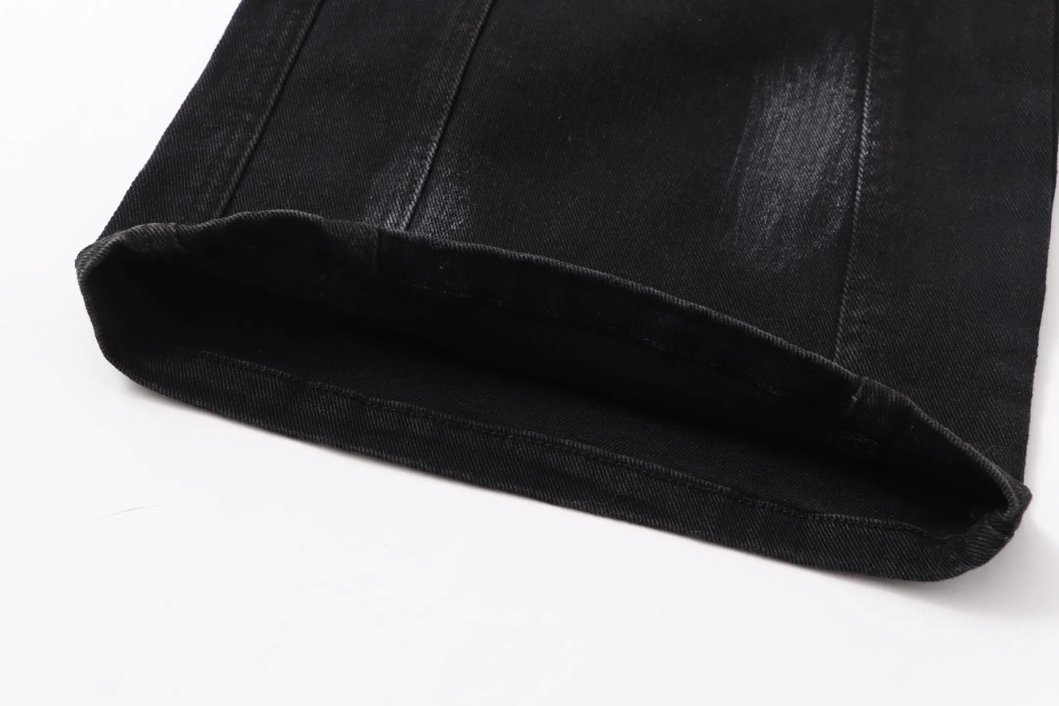 P290 Style number: H85 DSQUARED2 & DSQ2 ss25 Nicholas Tse micro-flared black jeans. Styles with different washes and textures. Very friendly to people with thin legs. The micro-flared version is very flattering to the leg shape. Moderate length that never goes out of style, easy to match with casual, basic styling for various styles, a must-have in the wardrobe! The fabric is stiff but also makes the upper body soft without losing texture. The washing process is even more perfect. It is a must-have item for everyone! ! ! Washed wheat, hang tag, pants label, three labels complete Color: black Size: 28-30-32-34-36