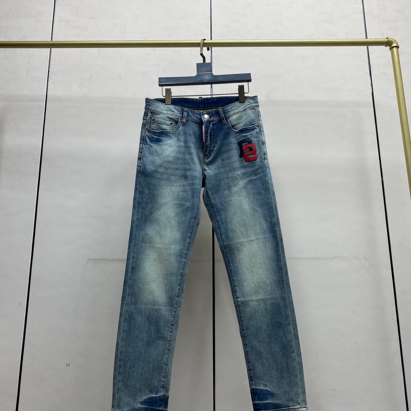 P240 🔥🔥🔥 [Top Version] 2026 Spring and Summer European Counter New Style, Super A Purchasing Level Overseas Trading Company Order Source, Top Original High-end Men's Customized Fashion Slim Small Straight Jeans 222～2 Color: Heavy craftsmanship, fried sand and water, picture color Size: 29-40 Fabric: Denim washed jeans! Luxurious experience. Customer-supplied trade channel. The simple and charming classic trousers are made of customer-supplied denim. The texture is thick, comfortable and breathable. The cutting of high-quality craftsmanship is top-notch, and the overall design is very exquisite. The cuffing design on the inside and outside is perfect, and the use of poly-strand mechanical needle edge banding technology highlights the brand's luxurious inner charm. The brand logo is full and thick, and the chiseled buttons are thick and rigorous, bringing a new fashion taste to this ordinary trousers!  Excipients: Complete with three standards