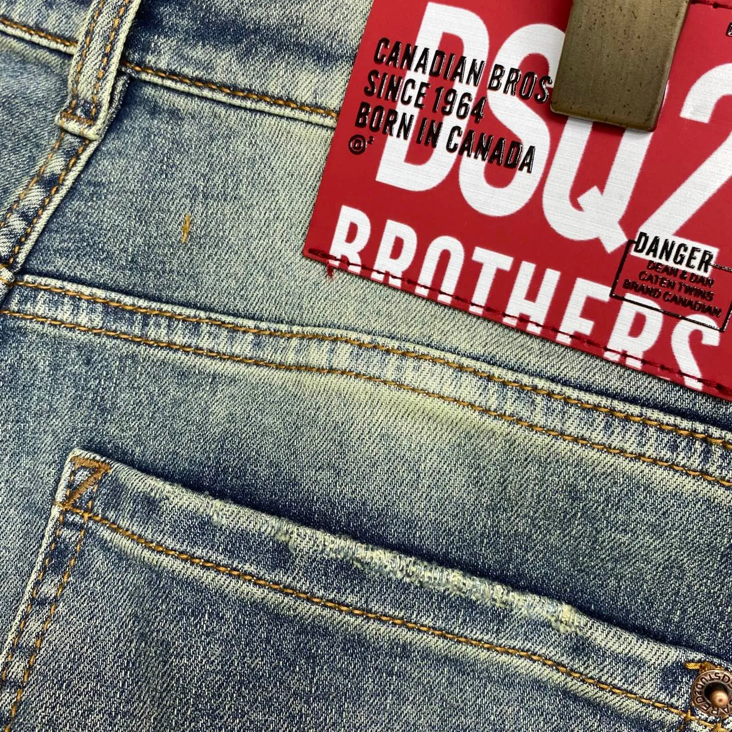 P240 🔥🔥🔥 [Top Version] 2026 Spring and Summer European Counter New Style, Super A Purchasing Level Overseas Trading Company Order Source, Top Original High-end Men's Customized Fashion Slim Small Straight Jeans 222～2 Color: Heavy craftsmanship, fried sand and water, picture color Size: 29-40 Fabric: Denim washed jeans! Luxurious experience. Customer-supplied trade channel. The simple and charming classic trousers are made of customer-supplied denim. The texture is thick, comfortable and breathable. The cutting of high-quality craftsmanship is top-notch, and the overall design is very exquisite. The cuffing design on the inside and outside is perfect, and the use of poly-strand mechanical needle edge banding technology highlights the brand's luxurious inner charm. The brand logo is full and thick, and the chiseled buttons are thick and rigorous, bringing a new fashion taste to this ordinary trousers!  Excipients: Complete with three standards