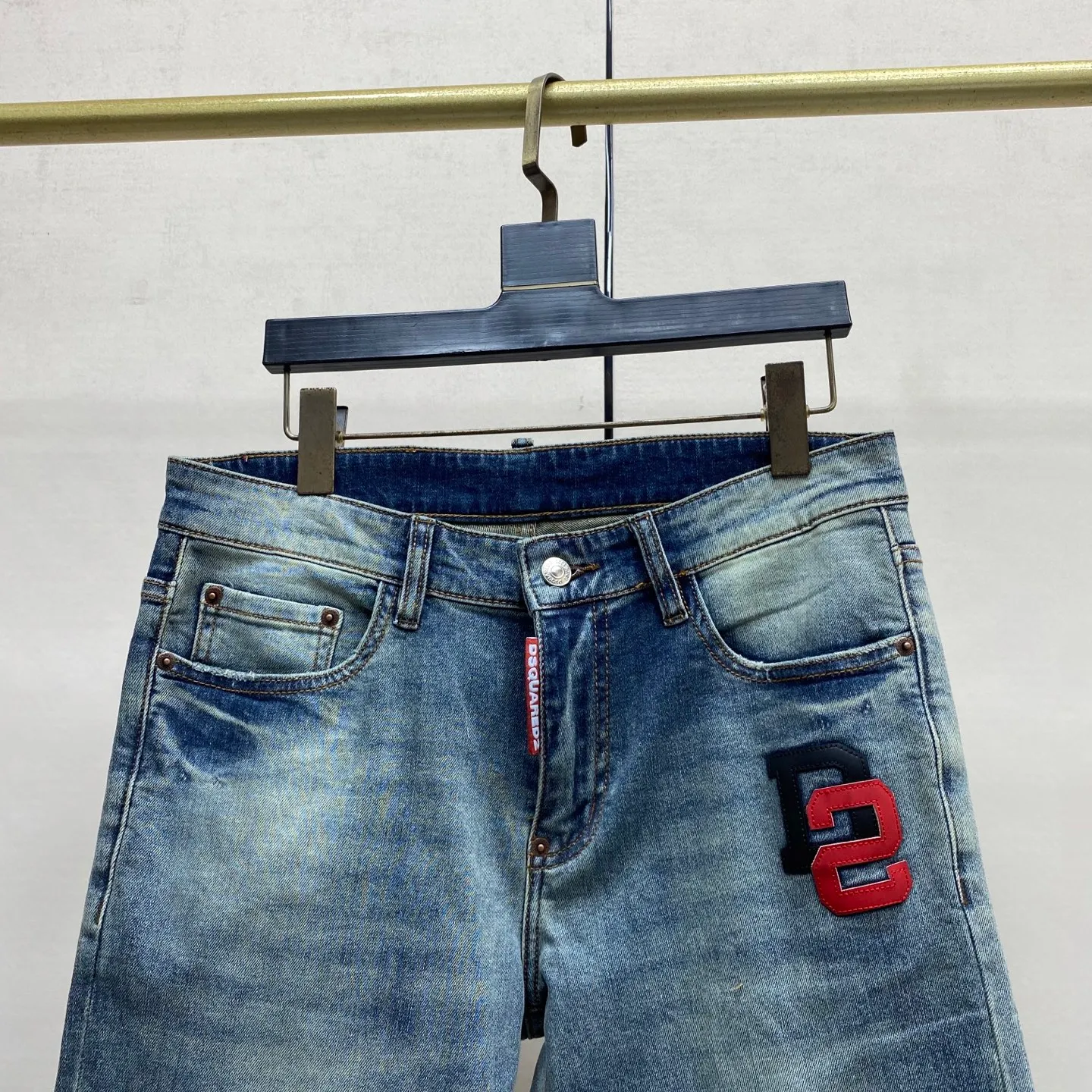 P240 🔥🔥🔥 [Top Version] 2026 Spring and Summer European Counter New Style, Super A Purchasing Level Overseas Trading Company Order Source, Top Original High-end Men's Customized Fashion Slim Small Straight Jeans 222～2 Color: Heavy craftsmanship, fried sand and water, picture color Size: 29-40 Fabric: Denim washed jeans! Luxurious experience. Customer-supplied trade channel. The simple and charming classic trousers are made of customer-supplied denim. The texture is thick, comfortable and breathable. The cutting of high-quality craftsmanship is top-notch, and the overall design is very exquisite. The cuffing design on the inside and outside is perfect, and the use of poly-strand mechanical needle edge banding technology highlights the brand's luxurious inner charm. The brand logo is full and thick, and the chiseled buttons are thick and rigorous, bringing a new fashion taste to this ordinary trousers!  Excipients: Complete with three standards