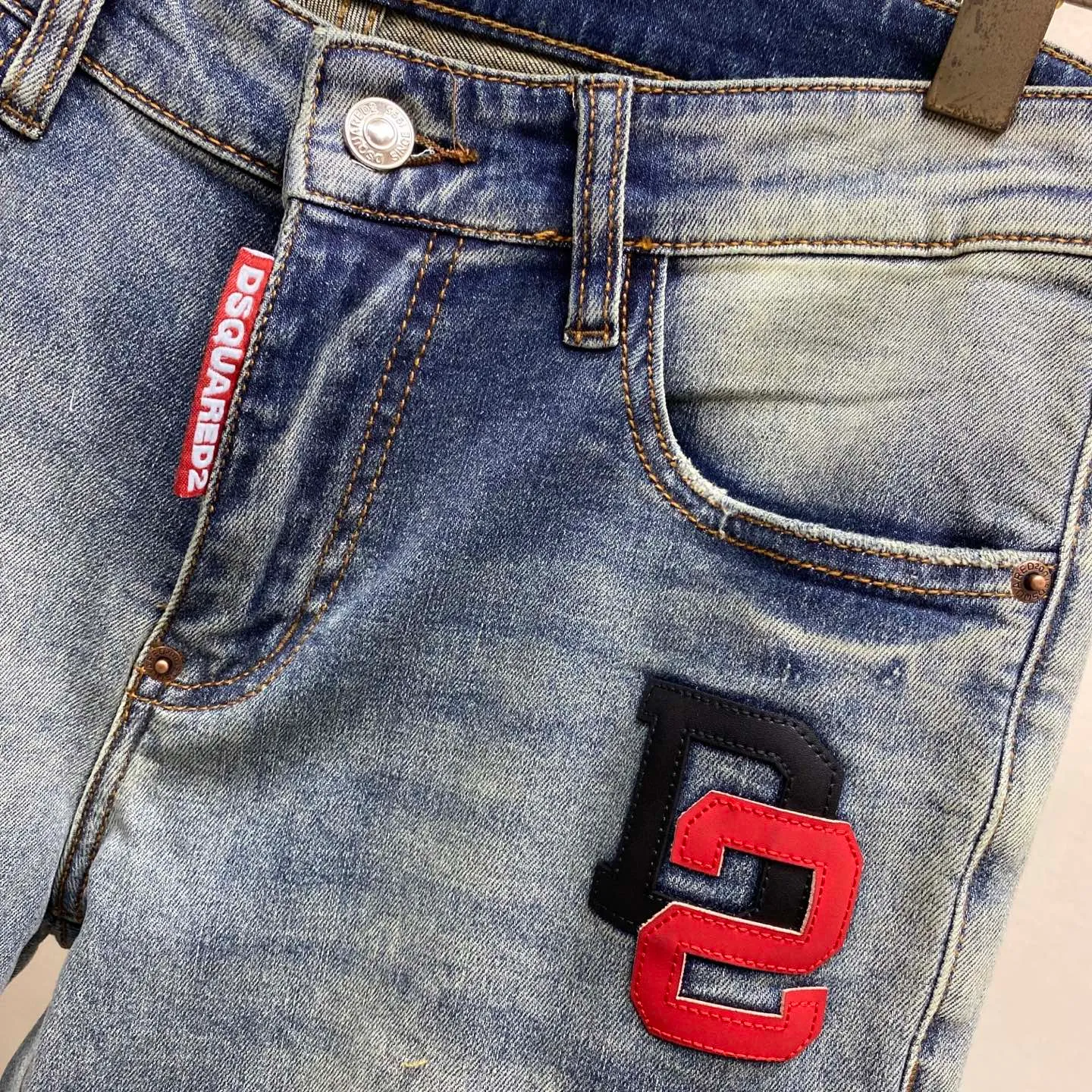 P240 🔥🔥🔥 [Top Version] 2026 Spring and Summer European Counter New Style, Super A Purchasing Level Overseas Trading Company Order Source, Top Original High-end Men's Customized Fashion Slim Small Straight Jeans 222～2 Color: Heavy craftsmanship, fried sand and water, picture color Size: 29-40 Fabric: Denim washed jeans! Luxurious experience. Customer-supplied trade channel. The simple and charming classic trousers are made of customer-supplied denim. The texture is thick, comfortable and breathable. The cutting of high-quality craftsmanship is top-notch, and the overall design is very exquisite. The cuffing design on the inside and outside is perfect, and the use of poly-strand mechanical needle edge banding technology highlights the brand's luxurious inner charm. The brand logo is full and thick, and the chiseled buttons are thick and rigorous, bringing a new fashion taste to this ordinary trousers!  Excipients: Complete with three standards