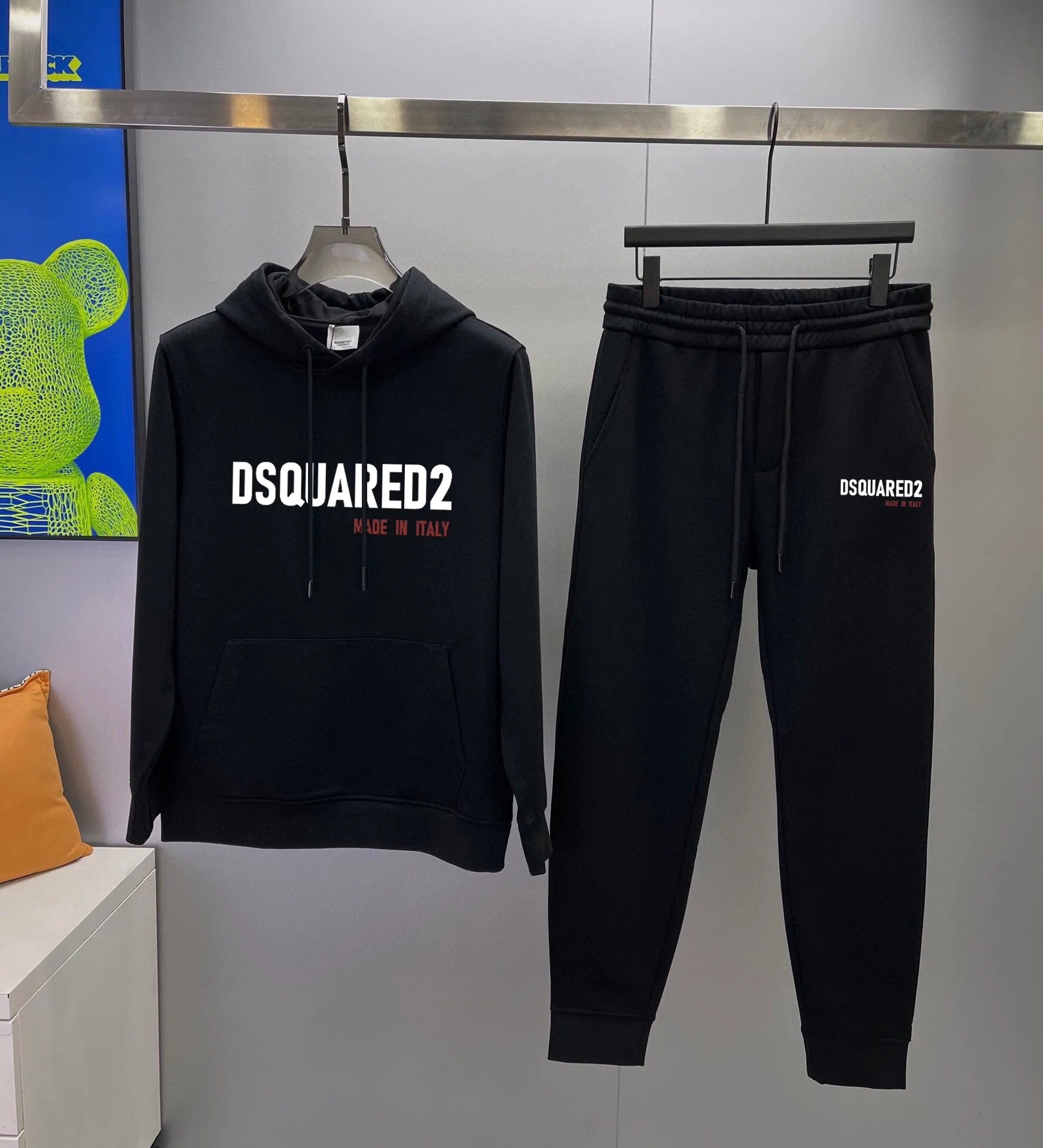 P380 💰 [DSQ2 Second Power] (Fat Man Gospel) hot-selling suit is coming. Focus on the official website original version. 2025 new hot-selling sweatshirt suit. The original order is hard to buy🇭🇰. It is the meticulous work of top designers for a fitting and perfect upper body effect. All-natural high-quality Roman cotton 100%, close-fitting comfort, noble and elegant! Original hardware embodies elegance and nobility! Counter size: M-5XL (maximum wear up to 220 pounds)