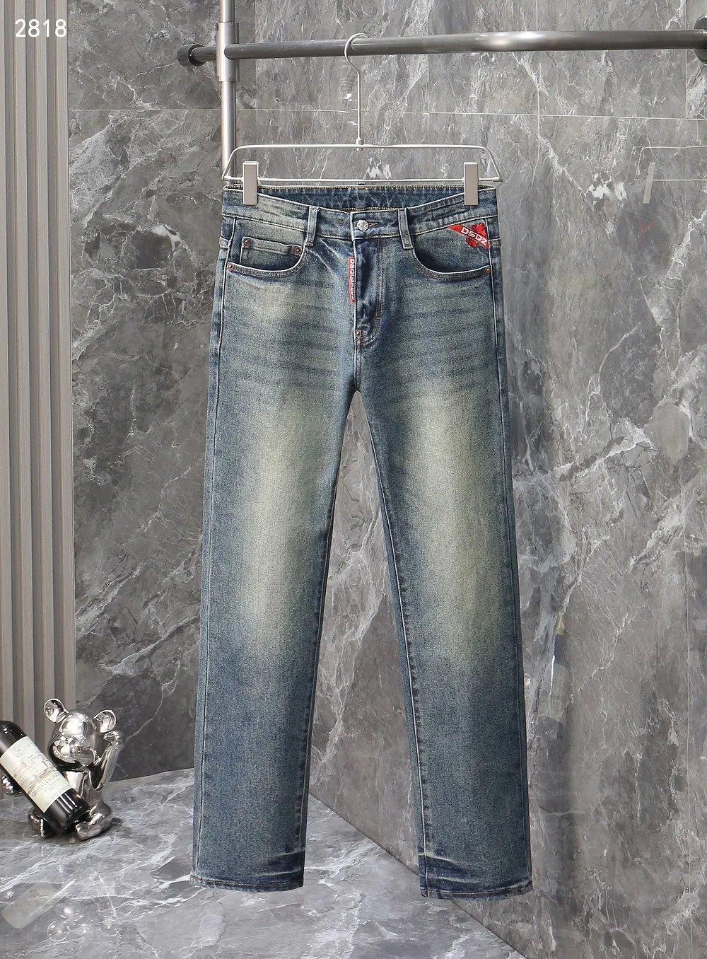 P230 Second Power 2025 Autumn and Winter European Counter New Style Super A Purchasing Level Overseas Trading Company Order Source, Top Original High-end Men's Customized Fashion Slim Small Straight Jeans 2818 Color: Heavy craftsmanship, fried sand and water, picture color Size: 29-40 Fabric: Denim washed jeans! Luxurious experience. Customer-supplied trade channel. The simple and charming classic trousers are made of customer-supplied denim. The texture is thick, comfortable and breathable. The cutting of high-quality craftsmanship is top-notch, and the overall design is very exquisite. The cuffing design on the inside and outside is perfect, and the use of poly-strand mechanical needle edge banding technology highlights the brand's luxurious inner charm. The brand logo is full and thick, and the chiseled buttons are thick and rigorous, bringing a new fashion taste to this ordinary trousers!  Excipients: Complete with three standards
