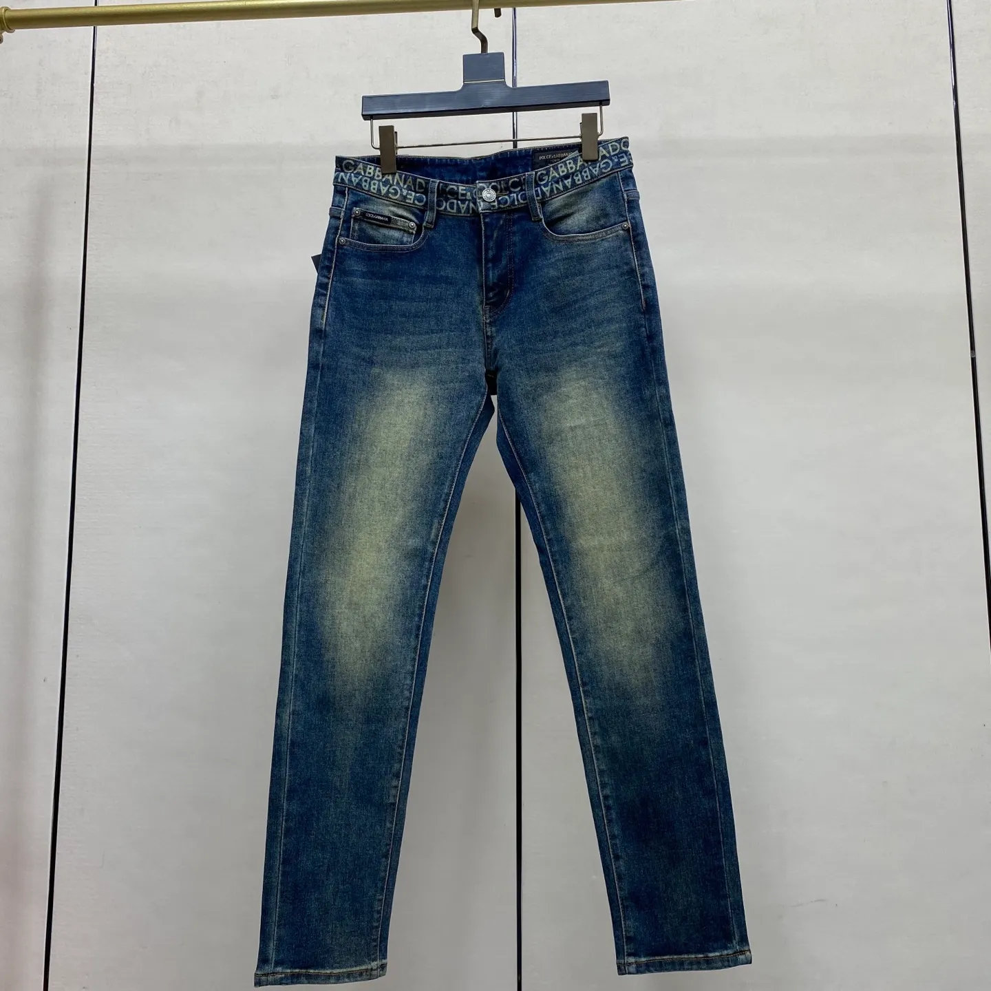 P230 2025 Autumn and Winter European Counter New Style, Super A Purchasing Level Overseas Trading Company Order Source, Top Original High-end Men's Customized Fashion Slim Small Straight Jeans 2801 Color: Heavy craftsmanship, fried sand and water, picture color Size: 29-40 Fabric: Denim washed jeans! Luxurious experience. Customer-supplied trade channel. The simple and charming classic trousers are made of customer-supplied denim. The texture is thick, comfortable and breathable. The cutting of high-quality craftsmanship is top-notch, and the overall design is very exquisite. The cuffing design on the inside and outside is perfect, and the use of poly-strand mechanical needle edge banding technology highlights the brand's luxurious inner charm. The brand logo is full and thick, and the chiseled buttons are thick and rigorous, bringing a new fashion taste to this ordinary trousers!  Excipients: Complete with three standards