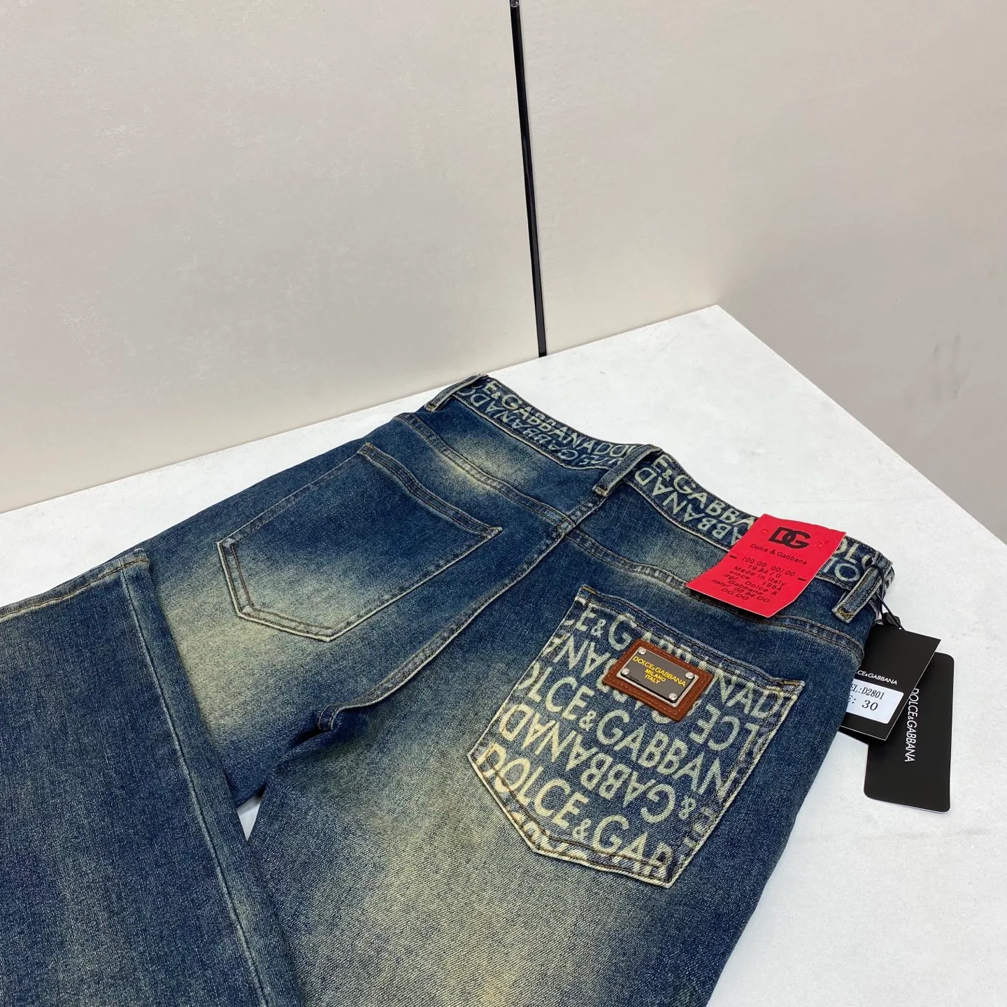 P230 2025 Autumn and Winter European Counter New Style, Super A Purchasing Level Overseas Trading Company Order Source, Top Original High-end Men's Customized Fashion Slim Small Straight Jeans 2801 Color: Heavy craftsmanship, fried sand and water, picture color Size: 29-40 Fabric: Denim washed jeans! Luxurious experience. Customer-supplied trade channel. The simple and charming classic trousers are made of customer-supplied denim. The texture is thick, comfortable and breathable. The cutting of high-quality craftsmanship is top-notch, and the overall design is very exquisite. The cuffing design on the inside and outside is perfect, and the use of poly-strand mechanical needle edge banding technology highlights the brand's luxurious inner charm. The brand logo is full and thick, and the chiseled buttons are thick and rigorous, bringing a new fashion taste to this ordinary trousers!  Excipients: Complete with three standards
