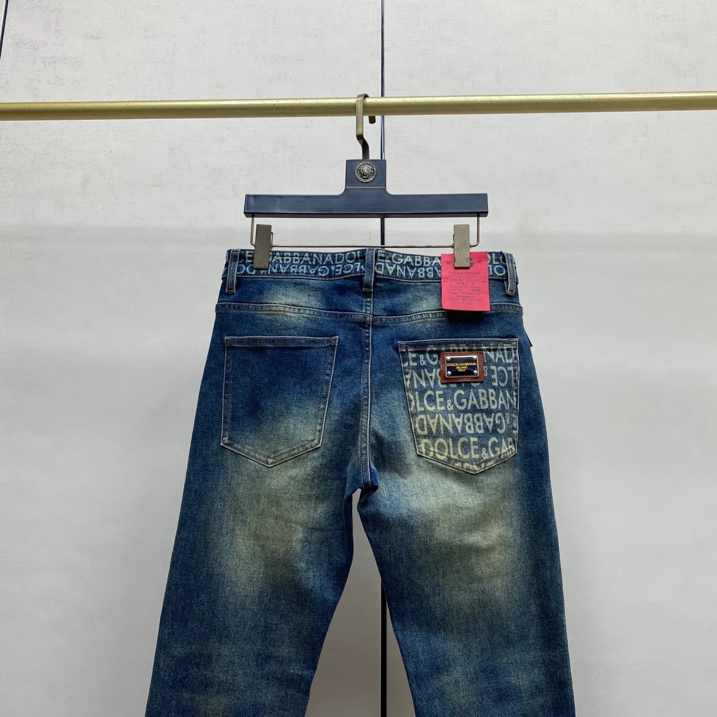 P230 2025 Autumn and Winter European Counter New Style, Super A Purchasing Level Overseas Trading Company Order Source, Top Original High-end Men's Customized Fashion Slim Small Straight Jeans 2801 Color: Heavy craftsmanship, fried sand and water, picture color Size: 29-40 Fabric: Denim washed jeans! Luxurious experience. Customer-supplied trade channel. The simple and charming classic trousers are made of customer-supplied denim. The texture is thick, comfortable and breathable. The cutting of high-quality craftsmanship is top-notch, and the overall design is very exquisite. The cuffing design on the inside and outside is perfect, and the use of poly-strand mechanical needle edge banding technology highlights the brand's luxurious inner charm. The brand logo is full and thick, and the chiseled buttons are thick and rigorous, bringing a new fashion taste to this ordinary trousers!  Excipients: Complete with three standards