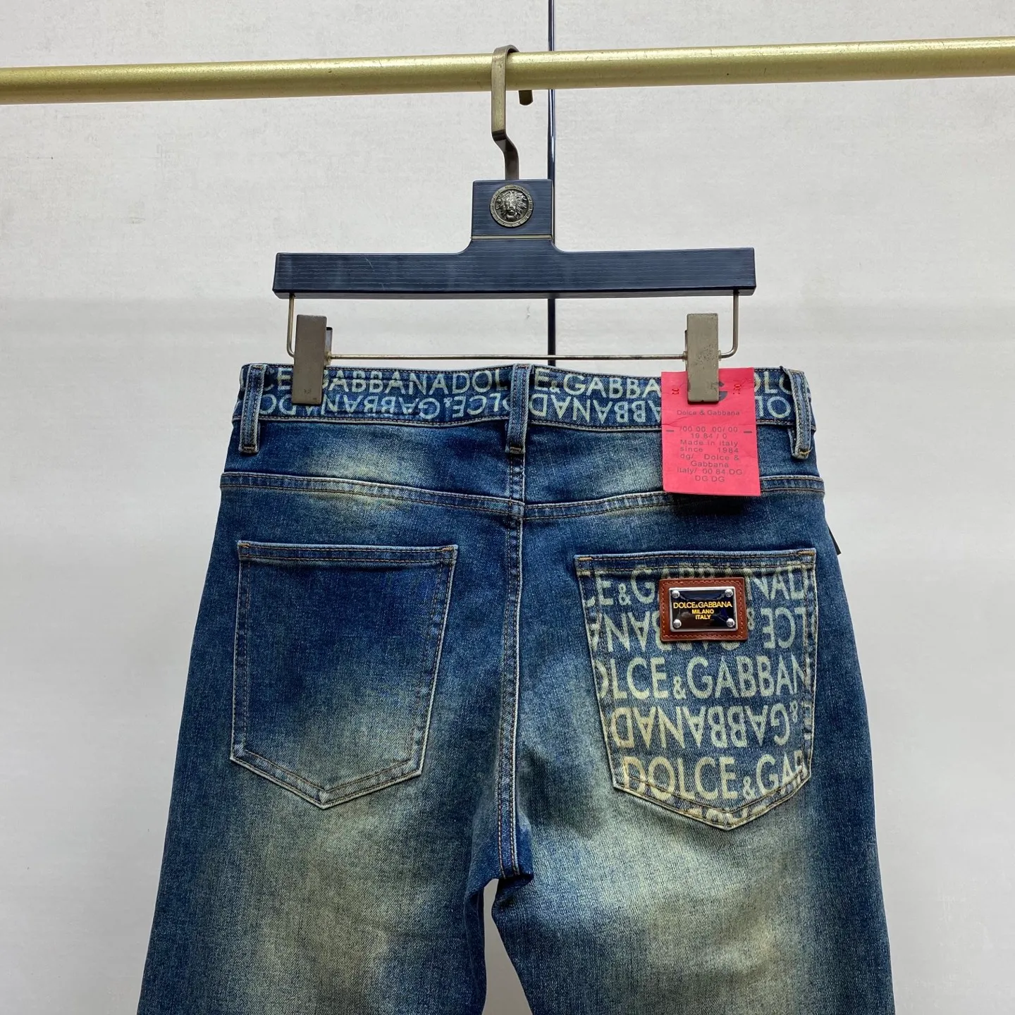 P230 2025 Autumn and Winter European Counter New Style, Super A Purchasing Level Overseas Trading Company Order Source, Top Original High-end Men's Customized Fashion Slim Small Straight Jeans 2801 Color: Heavy craftsmanship, fried sand and water, picture color Size: 29-40 Fabric: Denim washed jeans! Luxurious experience. Customer-supplied trade channel. The simple and charming classic trousers are made of customer-supplied denim. The texture is thick, comfortable and breathable. The cutting of high-quality craftsmanship is top-notch, and the overall design is very exquisite. The cuffing design on the inside and outside is perfect, and the use of poly-strand mechanical needle edge banding technology highlights the brand's luxurious inner charm. The brand logo is full and thick, and the chiseled buttons are thick and rigorous, bringing a new fashion taste to this ordinary trousers!  Excipients: Complete with three standards