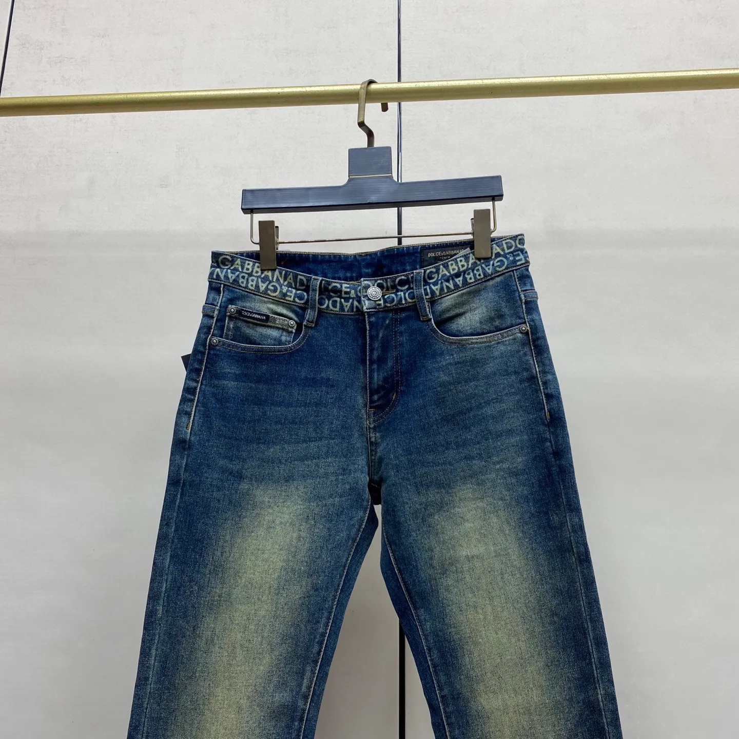 P230 2025 Autumn and Winter European Counter New Style, Super A Purchasing Level Overseas Trading Company Order Source, Top Original High-end Men's Customized Fashion Slim Small Straight Jeans 2801 Color: Heavy craftsmanship, fried sand and water, picture color Size: 29-40 Fabric: Denim washed jeans! Luxurious experience. Customer-supplied trade channel. The simple and charming classic trousers are made of customer-supplied denim. The texture is thick, comfortable and breathable. The cutting of high-quality craftsmanship is top-notch, and the overall design is very exquisite. The cuffing design on the inside and outside is perfect, and the use of poly-strand mechanical needle edge banding technology highlights the brand's luxurious inner charm. The brand logo is full and thick, and the chiseled buttons are thick and rigorous, bringing a new fashion taste to this ordinary trousers!  Excipients: Complete with three standards