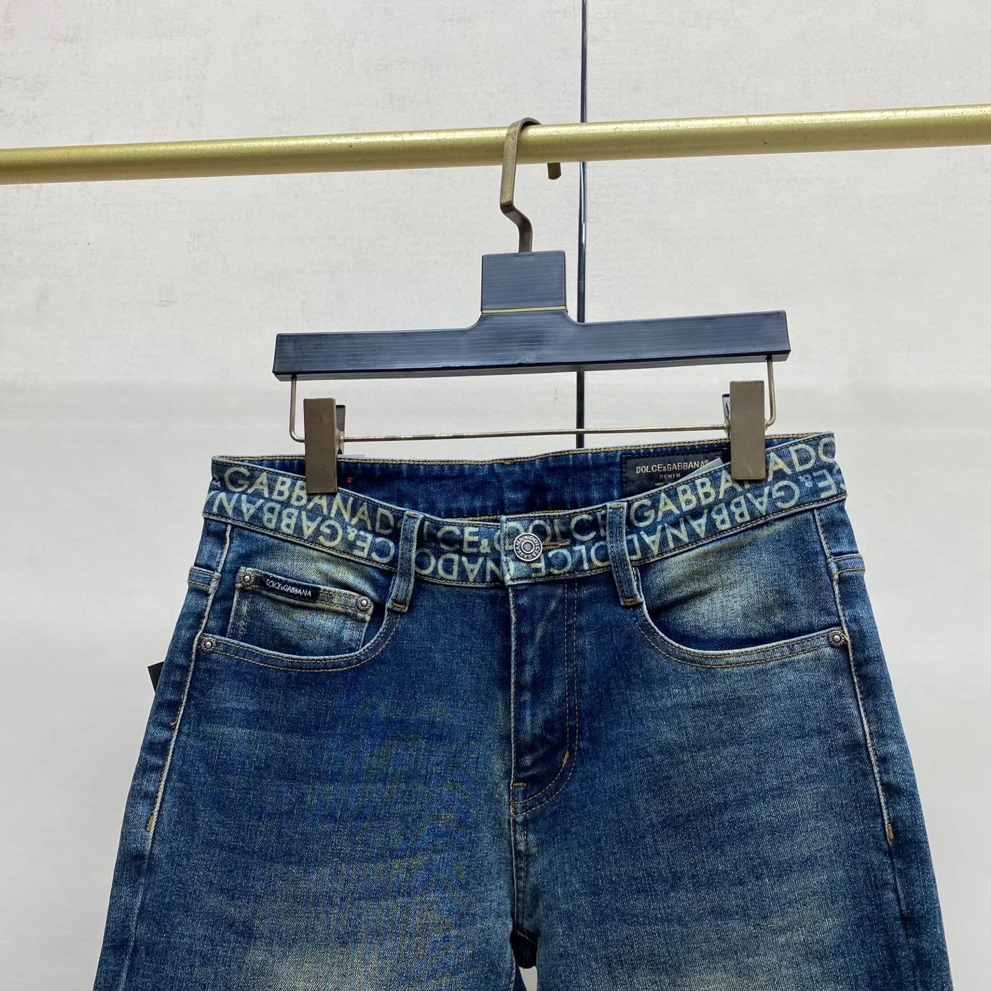 P230 2025 Autumn and Winter European Counter New Style, Super A Purchasing Level Overseas Trading Company Order Source, Top Original High-end Men's Customized Fashion Slim Small Straight Jeans 2801 Color: Heavy craftsmanship, fried sand and water, picture color Size: 29-40 Fabric: Denim washed jeans! Luxurious experience. Customer-supplied trade channel. The simple and charming classic trousers are made of customer-supplied denim. The texture is thick, comfortable and breathable. The cutting of high-quality craftsmanship is top-notch, and the overall design is very exquisite. The cuffing design on the inside and outside is perfect, and the use of poly-strand mechanical needle edge banding technology highlights the brand's luxurious inner charm. The brand logo is full and thick, and the chiseled buttons are thick and rigorous, bringing a new fashion taste to this ordinary trousers!  Excipients: Complete with three standards