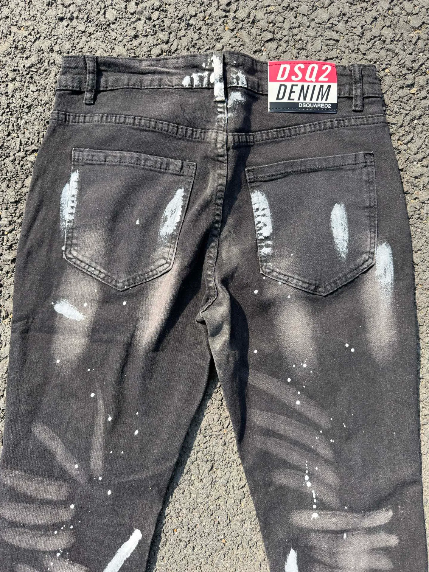 P186 💰 D2 new embroidered men's ripped trendy jeans, elastic personalized patches, slim fit, beggar's pants with small feet, top-quality materials, super soft high cotton washed denim fabric, each piece of washed denim fabric costs up to three times more than the conventional process. The touch is extremely delicate and the texture is very good. The whole body is simple and elegant. The back pocket of the trousers uses high-end direct injection technology. It is extremely exquisite. Full marks for details. Color: Picture color Size: 30-22-34-36 (corresponding to M-L-XL-XXL)