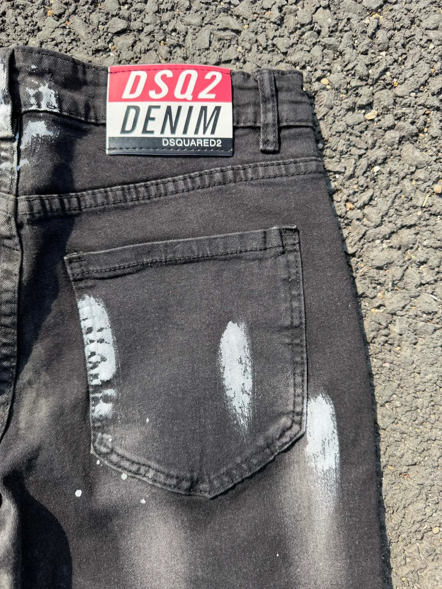P186 💰 D2 new embroidered men's ripped trendy jeans, elastic personalized patches, slim fit, beggar's pants with small feet, top-quality materials, super soft high cotton washed denim fabric, each piece of washed denim fabric costs up to three times more than the conventional process. The touch is extremely delicate and the texture is very good. The whole body is simple and elegant. The back pocket of the trousers uses high-end direct injection technology. It is extremely exquisite. Full marks for details. Color: Picture color Size: 30-22-34-36 (corresponding to M-L-XL-XXL)