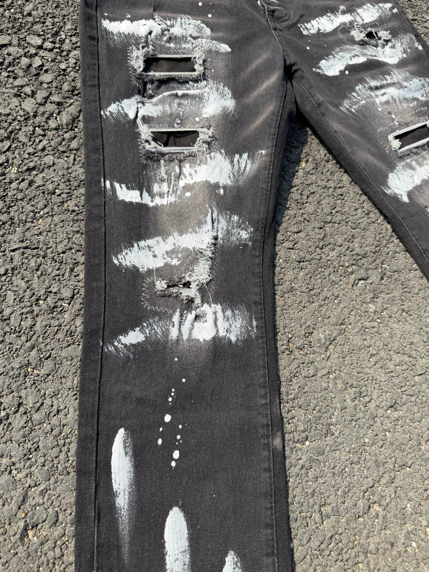 P186 💰 D2 new embroidered men's ripped trendy jeans, elastic personalized patches, slim fit, beggar's pants with small feet, top-quality materials, super soft high cotton washed denim fabric, each piece of washed denim fabric costs up to three times more than the conventional process. The touch is extremely delicate and the texture is very good. The whole body is simple and elegant. The back pocket of the trousers uses high-end direct injection technology. It is extremely exquisite. Full marks for details. Color: Picture color Size: 30-22-34-36 (corresponding to M-L-XL-XXL)